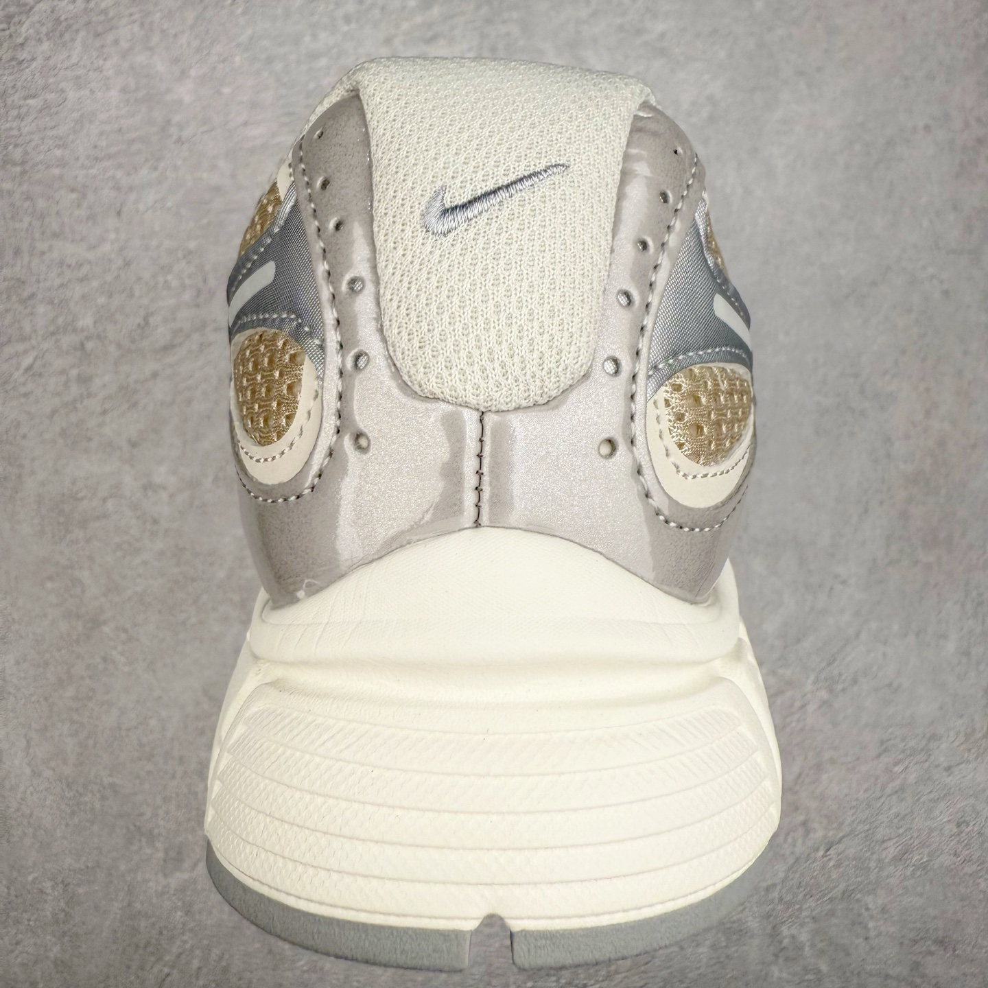 图片[8]-NK V5 RNR 舒适百搭防滑耐磨低帮跑步鞋 IF2330-001 舒适有型适合日常穿着 该鞋款延续千禧年经典设计搭载泡绵中底 厚实而轻盈匠心细节巧搭立体耐克勾标志焕新演绎复古跑鞋 鞋款从千禧年美学汲取灵感 混搭多种材质突显层次感立体感和传统跑步风范 尺码：36 36.5 37.5 38 38.5 39 40 40.5 41 42 42.5 43 44 44.5 45-选品中心