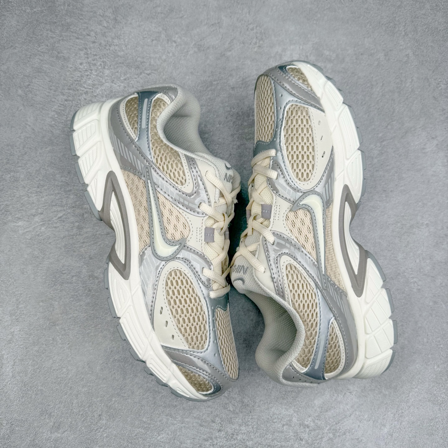 图片[3]-NK V5 RNR 舒适百搭防滑耐磨低帮跑步鞋 IF2330-001 舒适有型适合日常穿着 该鞋款延续千禧年经典设计搭载泡绵中底 厚实而轻盈匠心细节巧搭立体耐克勾标志焕新演绎复古跑鞋 鞋款从千禧年美学汲取灵感 混搭多种材质突显层次感立体感和传统跑步风范 尺码：36 36.5 37.5 38 38.5 39 40 40.5 41 42 42.5 43 44 44.5 45-选品中心