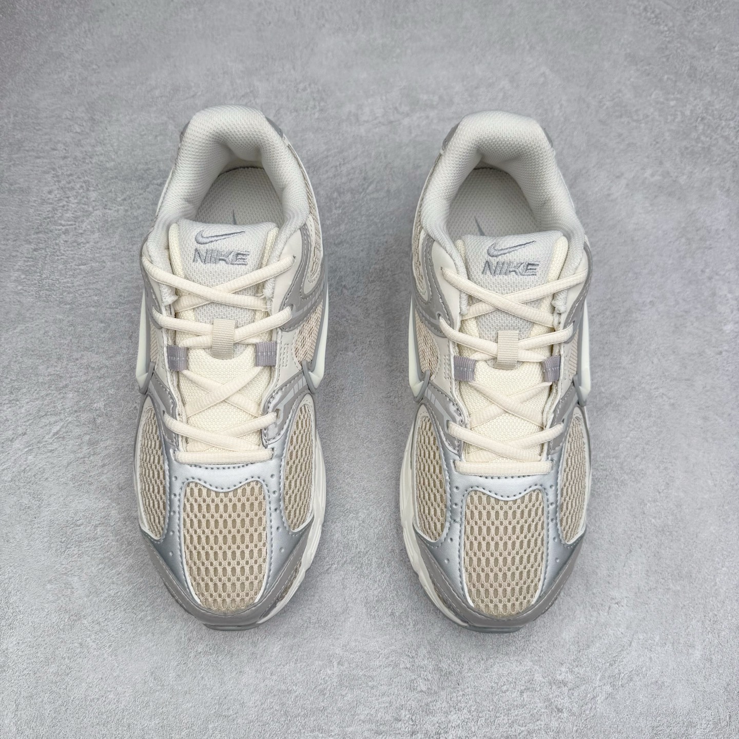 图片[2]-NK V5 RNR 舒适百搭防滑耐磨低帮跑步鞋 IF2330-001 舒适有型适合日常穿着 该鞋款延续千禧年经典设计搭载泡绵中底 厚实而轻盈匠心细节巧搭立体耐克勾标志焕新演绎复古跑鞋 鞋款从千禧年美学汲取灵感 混搭多种材质突显层次感立体感和传统跑步风范 尺码：36 36.5 37.5 38 38.5 39 40 40.5 41 42 42.5 43 44 44.5 45-选品中心