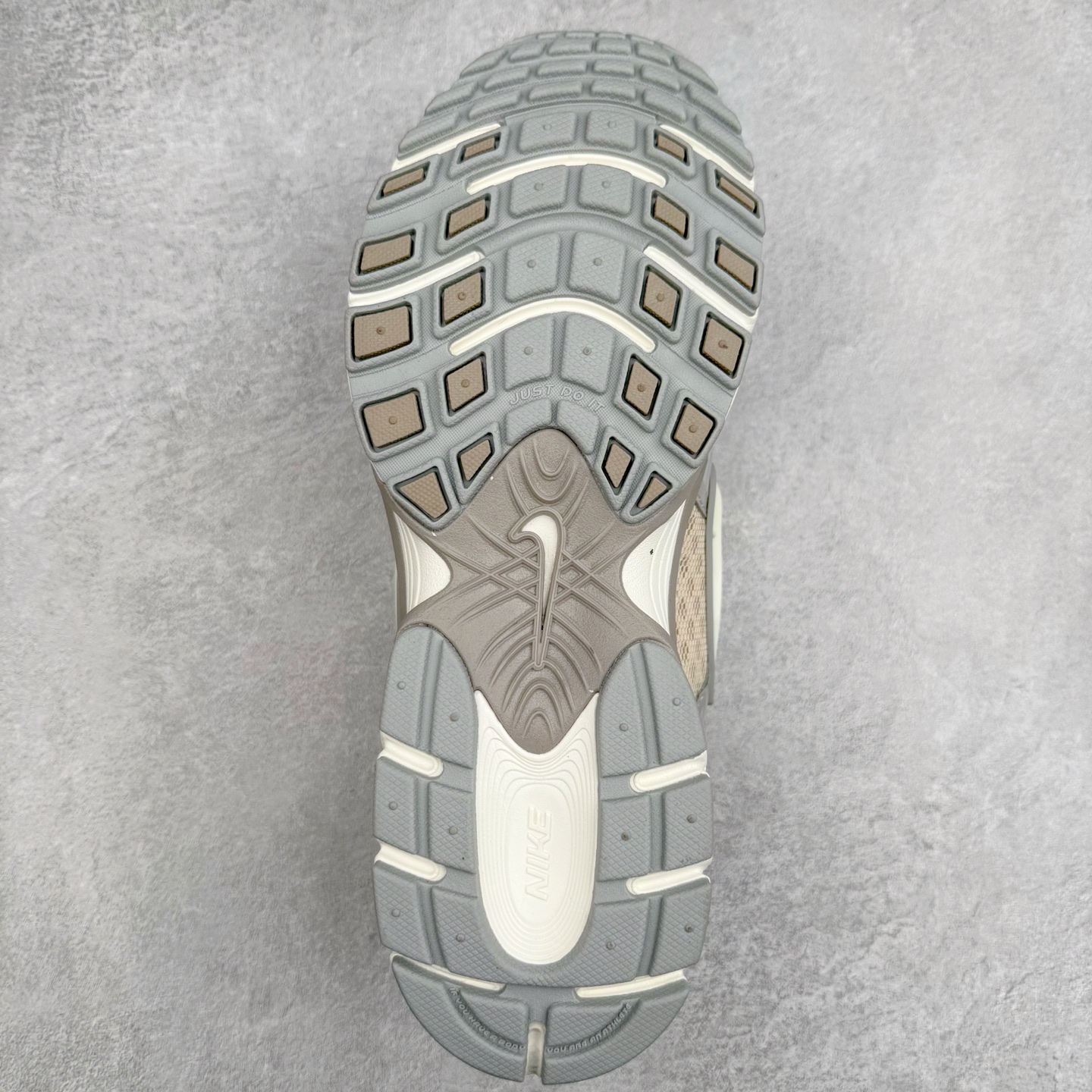 图片[9]-NK V5 RNR 舒适百搭防滑耐磨低帮跑步鞋 IF2330-001 舒适有型适合日常穿着 该鞋款延续千禧年经典设计搭载泡绵中底 厚实而轻盈匠心细节巧搭立体耐克勾标志焕新演绎复古跑鞋 鞋款从千禧年美学汲取灵感 混搭多种材质突显层次感立体感和传统跑步风范 尺码：36 36.5 37.5 38 38.5 39 40 40.5 41 42 42.5 43 44 44.5 45-选品中心