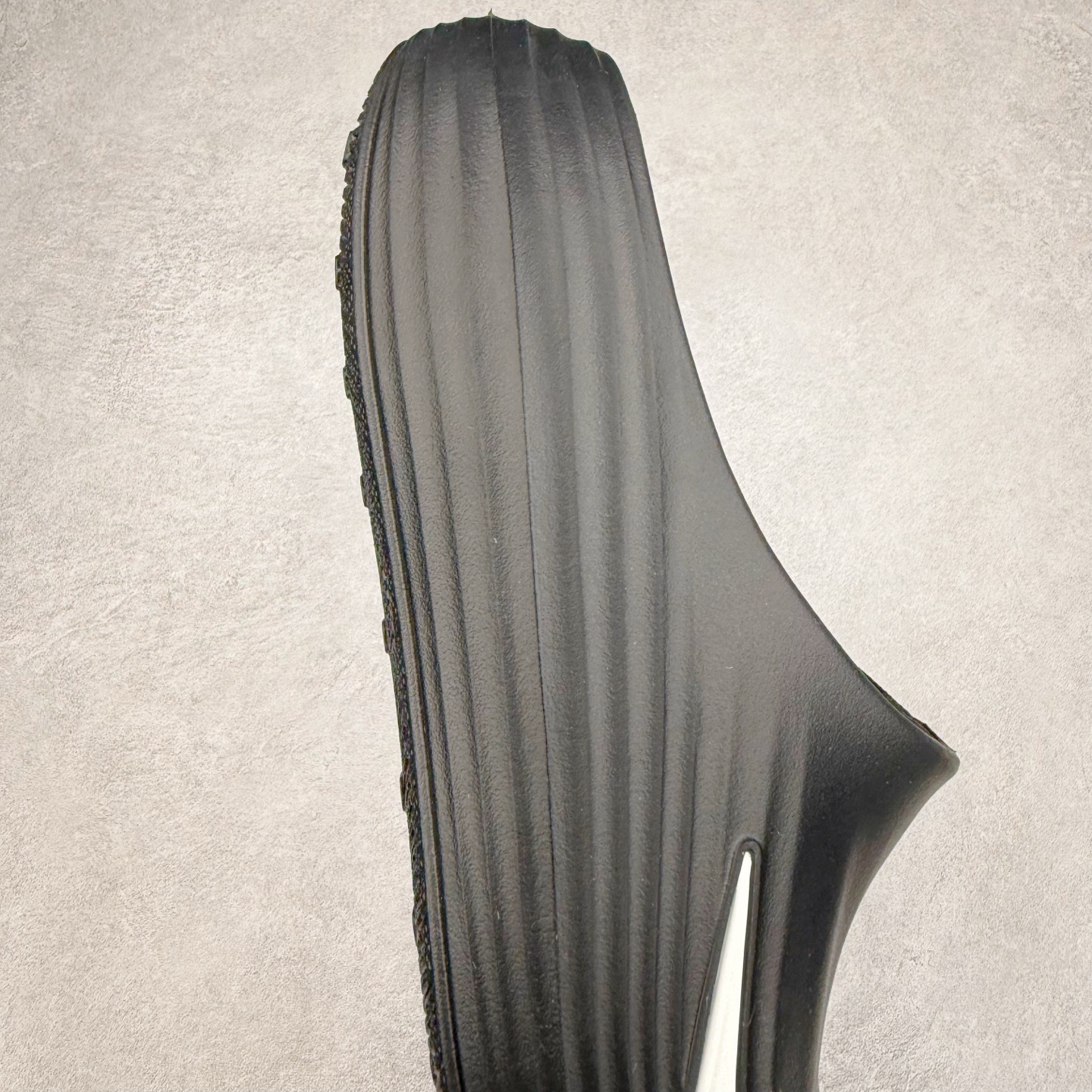 图片[6]-NK ReactX Rejuven8 简约舒适百搭拖鞋 从名字就能看出，这款鞋搭载了React X缓震科技，保证了舒适的脚感和轻盈的穿着体验。设计上，这双鞋采用了近几年非常流行的洞洞鞋风格，但特别之处在于加入了波浪纹路细节，让整个鞋型看起来更有立体感，视觉上也增添了几分现代感。尺码：36 36.5 37.5 38 38.5 39 40 40.5 41 42 42.5 43 44 44.5 45-选品中心