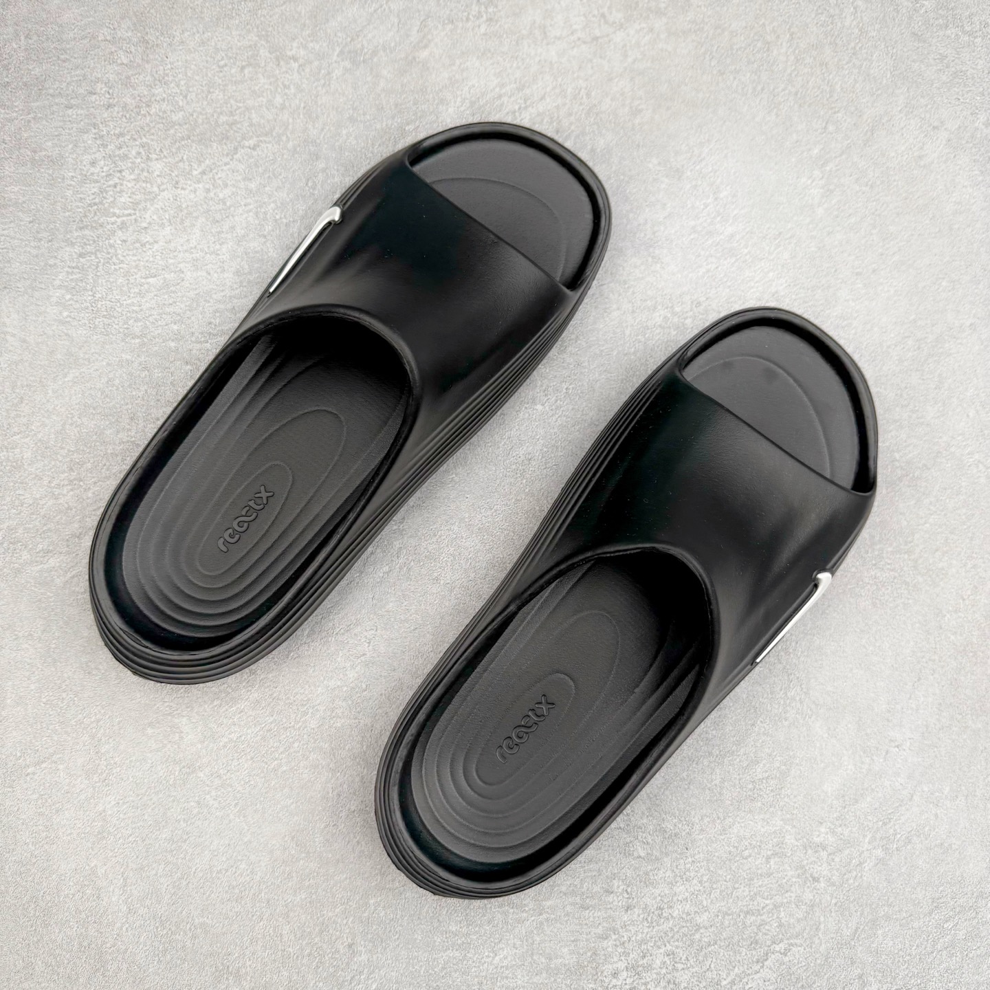 图片[3]-NK ReactX Rejuven8 简约舒适百搭拖鞋 从名字就能看出，这款鞋搭载了React X缓震科技，保证了舒适的脚感和轻盈的穿着体验。设计上，这双鞋采用了近几年非常流行的洞洞鞋风格，但特别之处在于加入了波浪纹路细节，让整个鞋型看起来更有立体感，视觉上也增添了几分现代感。尺码：36 36.5 37.5 38 38.5 39 40 40.5 41 42 42.5 43 44 44.5 45-选品中心