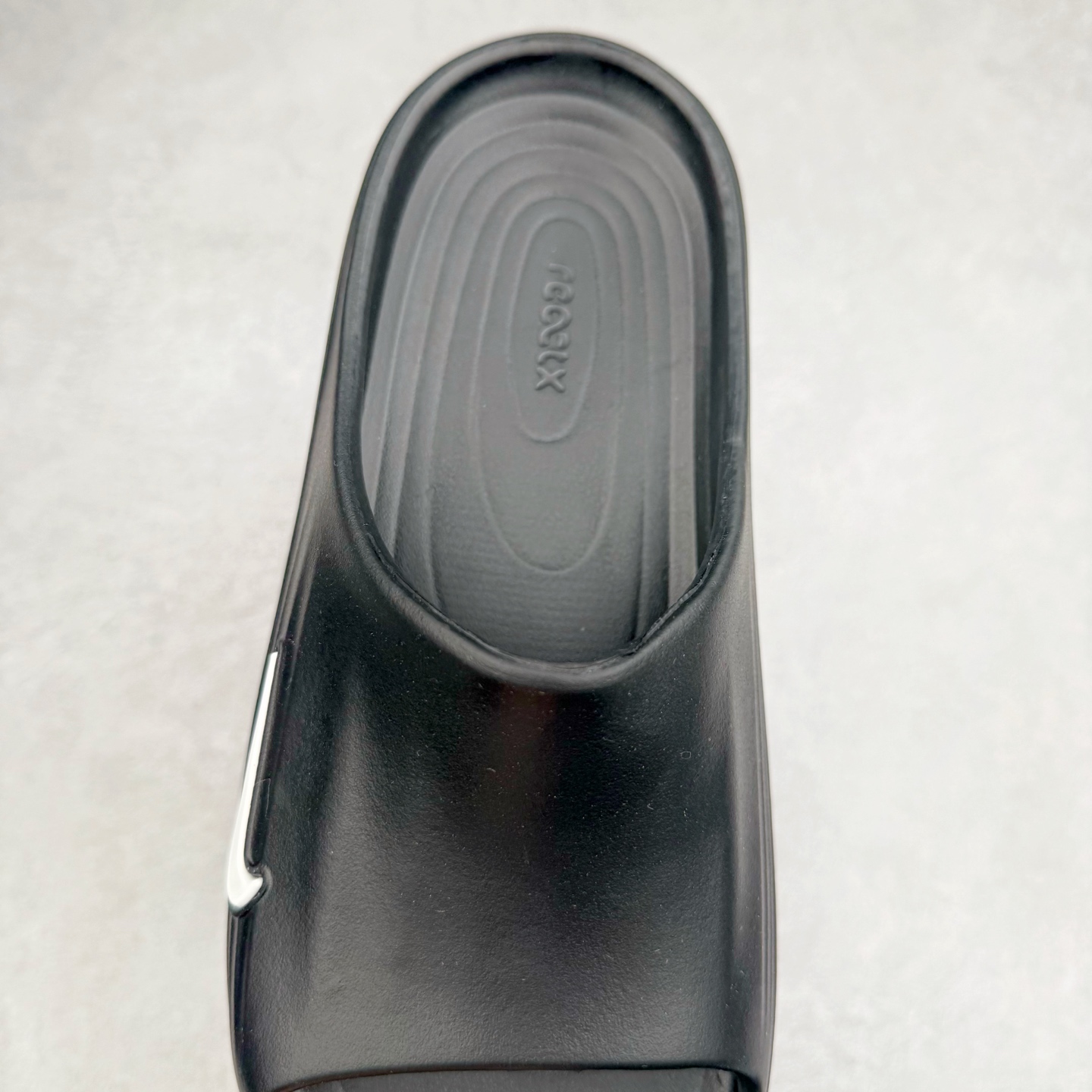 图片[5]-NK ReactX Rejuven8 简约舒适百搭拖鞋 从名字就能看出，这款鞋搭载了React X缓震科技，保证了舒适的脚感和轻盈的穿着体验。设计上，这双鞋采用了近几年非常流行的洞洞鞋风格，但特别之处在于加入了波浪纹路细节，让整个鞋型看起来更有立体感，视觉上也增添了几分现代感。尺码：36 36.5 37.5 38 38.5 39 40 40.5 41 42 42.5 43 44 44.5 45-选品中心