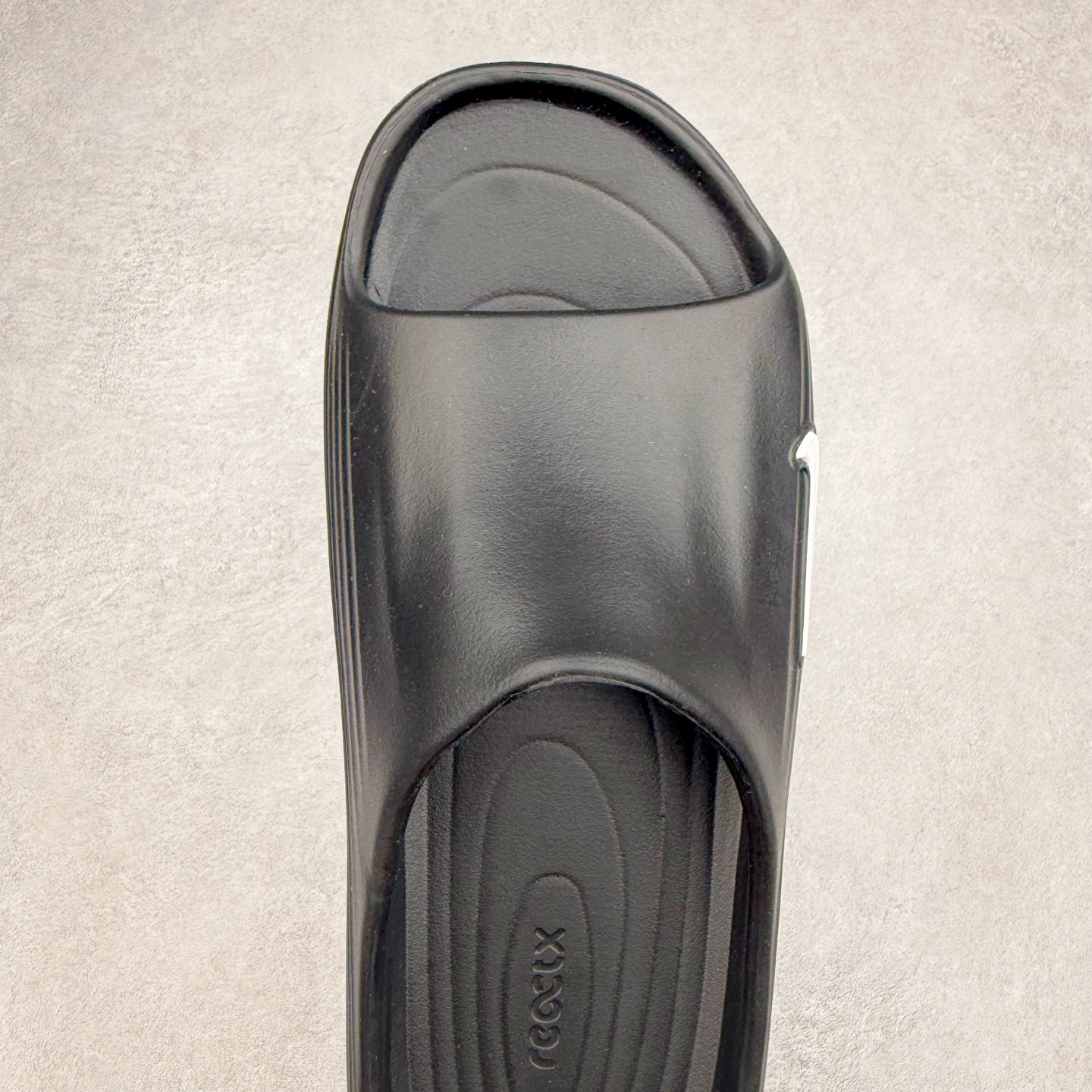 图片[4]-NK ReactX Rejuven8 简约舒适百搭拖鞋 从名字就能看出，这款鞋搭载了React X缓震科技，保证了舒适的脚感和轻盈的穿着体验。设计上，这双鞋采用了近几年非常流行的洞洞鞋风格，但特别之处在于加入了波浪纹路细节，让整个鞋型看起来更有立体感，视觉上也增添了几分现代感。尺码：36 36.5 37.5 38 38.5 39 40 40.5 41 42 42.5 43 44 44.5 45-选品中心