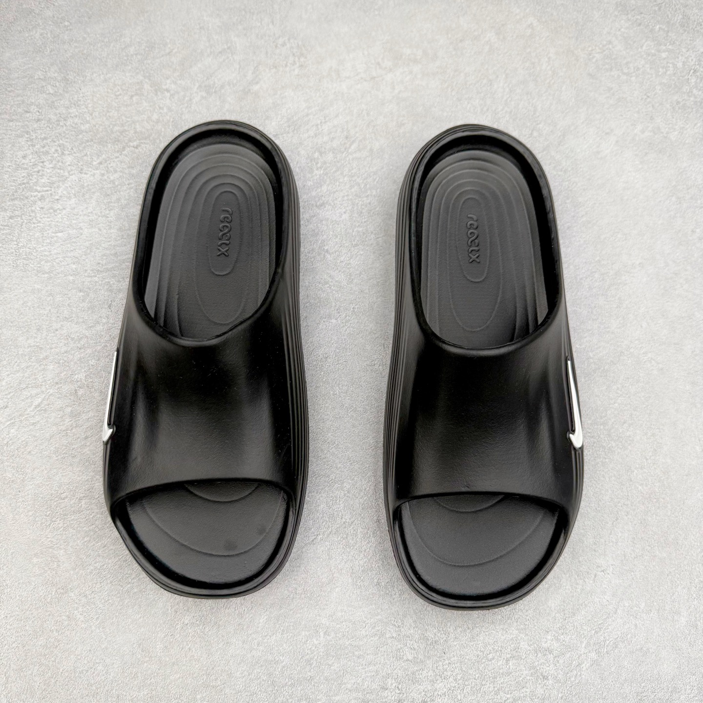 图片[2]-NK ReactX Rejuven8 简约舒适百搭拖鞋 从名字就能看出，这款鞋搭载了React X缓震科技，保证了舒适的脚感和轻盈的穿着体验。设计上，这双鞋采用了近几年非常流行的洞洞鞋风格，但特别之处在于加入了波浪纹路细节，让整个鞋型看起来更有立体感，视觉上也增添了几分现代感。尺码：36 36.5 37.5 38 38.5 39 40 40.5 41 42 42.5 43 44 44.5 45-选品中心