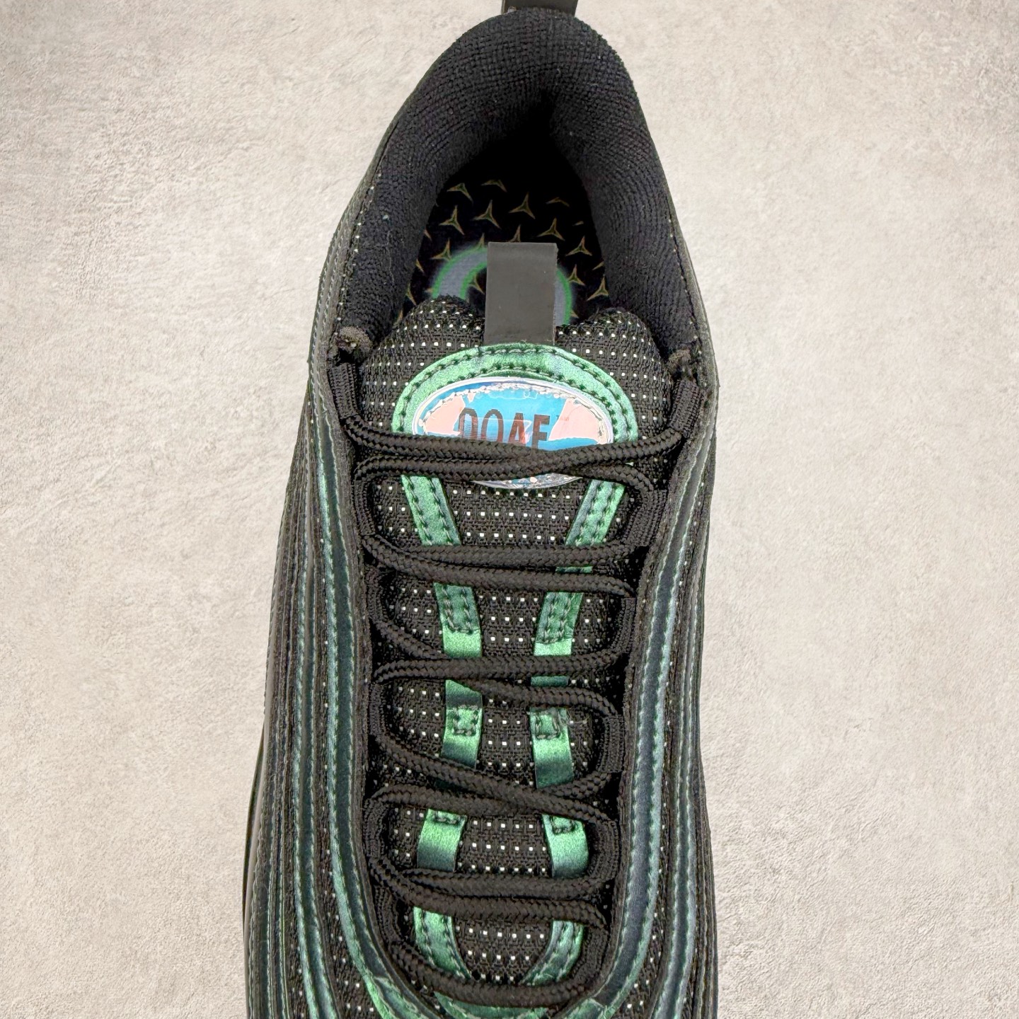 图片[5]-Division Street x NK Air Max 95/97 联名款时尚舒适低帮休闲气垫跑步鞋 II1714-900 设计灵感源于人体构造 中底设计基于人体的脊柱构造 是整体设计的核心 尼龙孔眼代表了肋骨 而分层式面板和网眼象征着肌肉纤维和肉体组织 采用了两个独立的吹塑成型的Air-Sole单元 并首次在前掌使用可视化气垫设计 Swoosh logo被当作一个标点符号放在了鞋子的后帮位置 尺码：36 36.5 37.5 38 38.5 39 40 40.5 41 42 42.5 43 44 44.5 45 46-选品中心