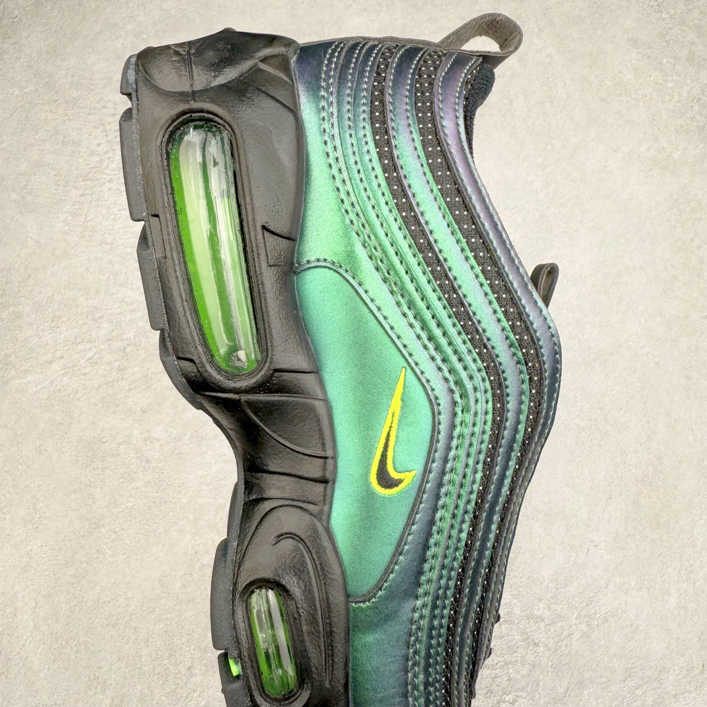 图片[6]-Division Street x NK Air Max 95/97 联名款时尚舒适低帮休闲气垫跑步鞋 II1714-900 设计灵感源于人体构造 中底设计基于人体的脊柱构造 是整体设计的核心 尼龙孔眼代表了肋骨 而分层式面板和网眼象征着肌肉纤维和肉体组织 采用了两个独立的吹塑成型的Air-Sole单元 并首次在前掌使用可视化气垫设计 Swoosh logo被当作一个标点符号放在了鞋子的后帮位置 尺码：36 36.5 37.5 38 38.5 39 40 40.5 41 42 42.5 43 44 44.5 45 46-选品中心