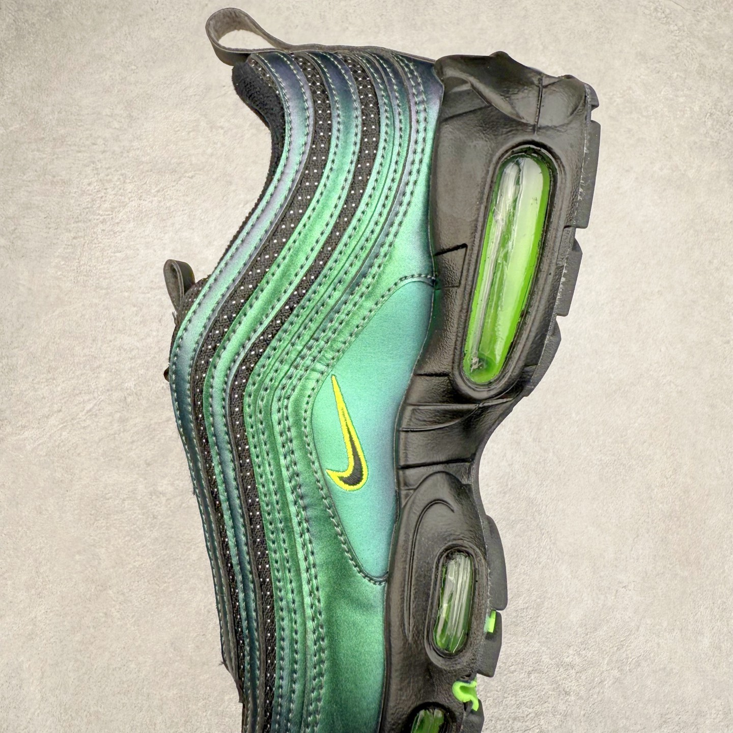 图片[7]-Division Street x NK Air Max 95/97 联名款时尚舒适低帮休闲气垫跑步鞋 II1714-900 设计灵感源于人体构造 中底设计基于人体的脊柱构造 是整体设计的核心 尼龙孔眼代表了肋骨 而分层式面板和网眼象征着肌肉纤维和肉体组织 采用了两个独立的吹塑成型的Air-Sole单元 并首次在前掌使用可视化气垫设计 Swoosh logo被当作一个标点符号放在了鞋子的后帮位置 尺码：36 36.5 37.5 38 38.5 39 40 40.5 41 42 42.5 43 44 44.5 45 46-选品中心