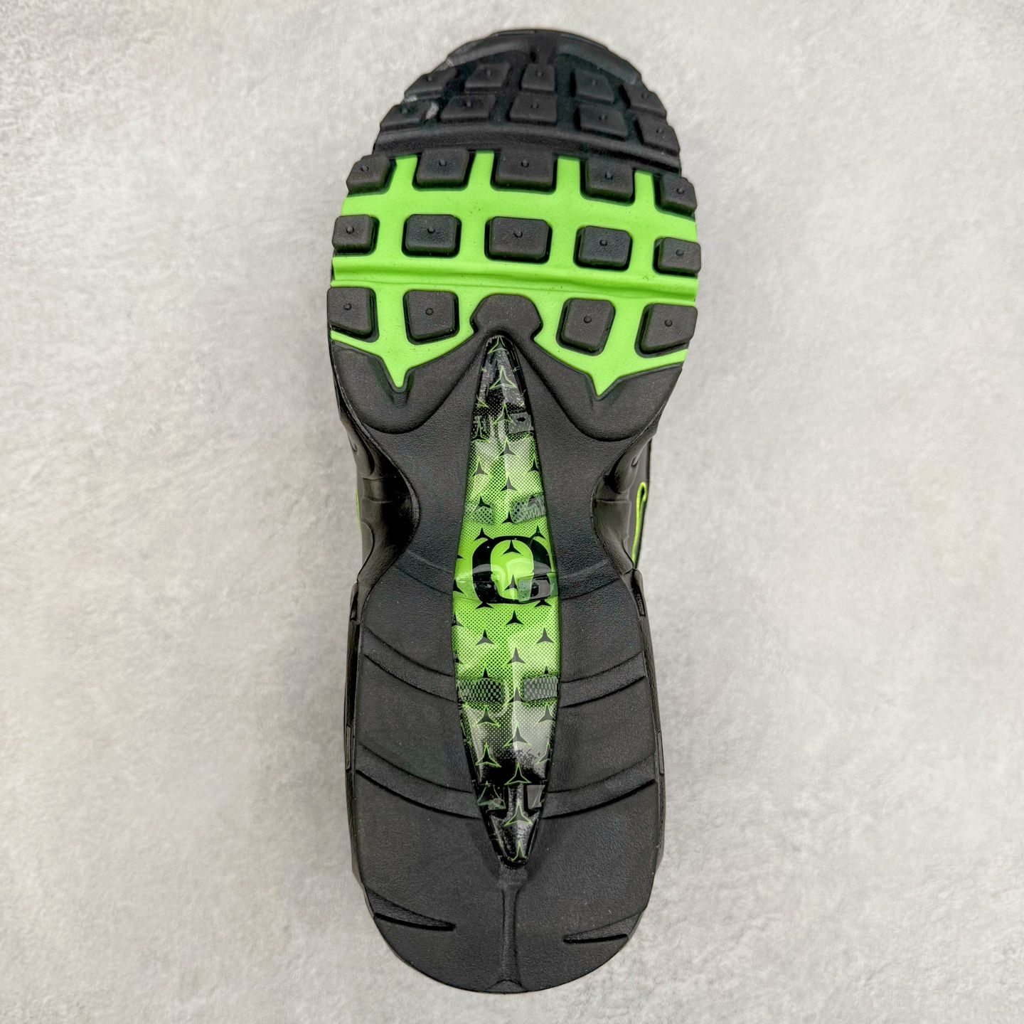 图片[9]-Division Street x NK Air Max 95/97 联名款时尚舒适低帮休闲气垫跑步鞋 II1714-900 设计灵感源于人体构造 中底设计基于人体的脊柱构造 是整体设计的核心 尼龙孔眼代表了肋骨 而分层式面板和网眼象征着肌肉纤维和肉体组织 采用了两个独立的吹塑成型的Air-Sole单元 并首次在前掌使用可视化气垫设计 Swoosh logo被当作一个标点符号放在了鞋子的后帮位置 尺码：36 36.5 37.5 38 38.5 39 40 40.5 41 42 42.5 43 44 44.5 45 46-选品中心