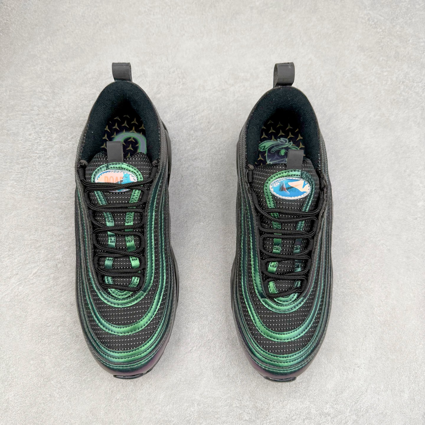 图片[2]-Division Street x NK Air Max 95/97 联名款时尚舒适低帮休闲气垫跑步鞋 II1714-900 设计灵感源于人体构造 中底设计基于人体的脊柱构造 是整体设计的核心 尼龙孔眼代表了肋骨 而分层式面板和网眼象征着肌肉纤维和肉体组织 采用了两个独立的吹塑成型的Air-Sole单元 并首次在前掌使用可视化气垫设计 Swoosh logo被当作一个标点符号放在了鞋子的后帮位置 尺码：36 36.5 37.5 38 38.5 39 40 40.5 41 42 42.5 43 44 44.5 45 46-选品中心