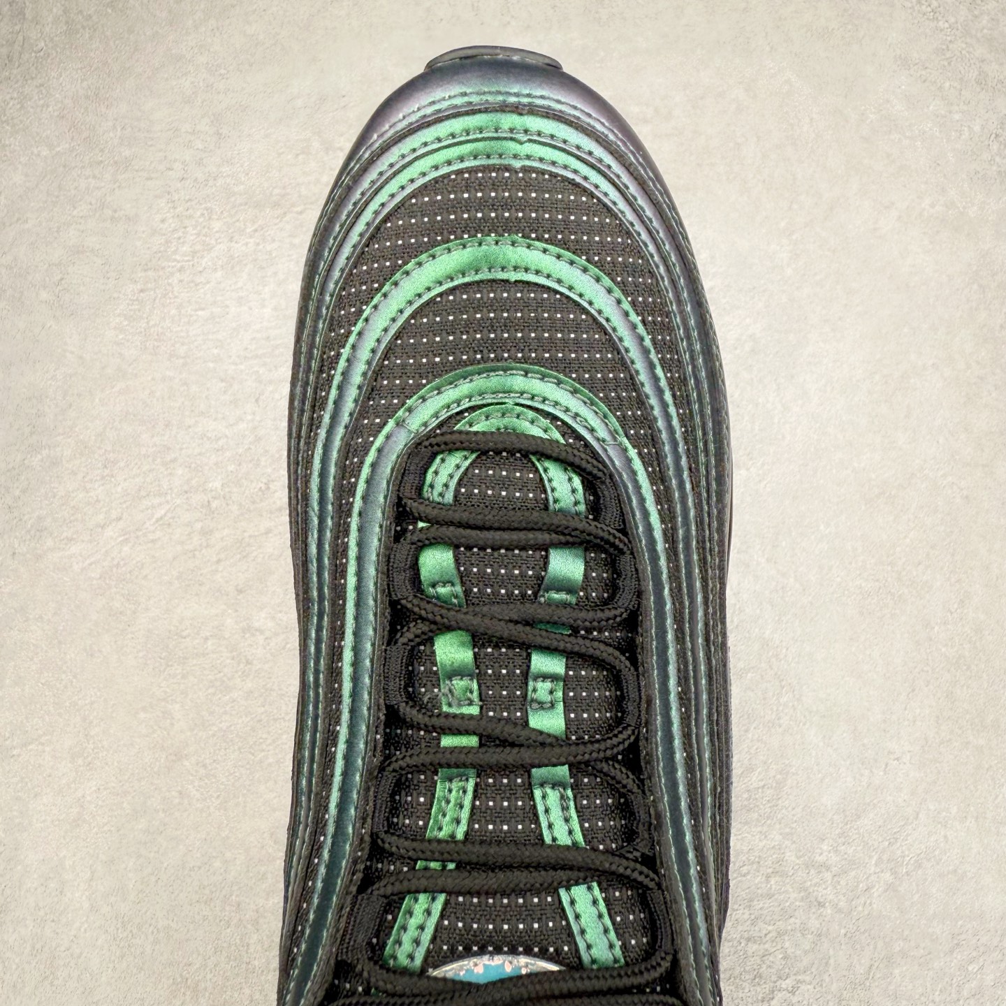 图片[4]-Division Street x NK Air Max 95/97 联名款时尚舒适低帮休闲气垫跑步鞋 II1714-900 设计灵感源于人体构造 中底设计基于人体的脊柱构造 是整体设计的核心 尼龙孔眼代表了肋骨 而分层式面板和网眼象征着肌肉纤维和肉体组织 采用了两个独立的吹塑成型的Air-Sole单元 并首次在前掌使用可视化气垫设计 Swoosh logo被当作一个标点符号放在了鞋子的后帮位置 尺码：36 36.5 37.5 38 38.5 39 40 40.5 41 42 42.5 43 44 44.5 45 46-选品中心