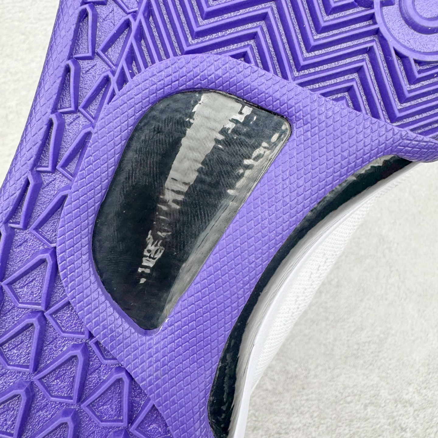 图片[21]-＃S2纯原 NK Zoom Kobe Ⅷ System 科比8代复刻实战运动低帮文化篮球鞋 湖人白紫 HF7485-001 React科技鞋垫加持 实战配置直接拉满 原楦纸板开发 鞋身流线型、后跟塑形 区分土肥圆 原厂针织鞋面一针一线匹配原版 全身鞋材卡料色独家定制 唯一万针立体刺绣SWOOSH 真实底模最大48.5 实战利器 专供海外市场 尺码：40 40.5 41 42 42.5 43 44 44.5 45 46 47.5 48.5 （脚宽、脚胖 建议买大半码）-选品中心