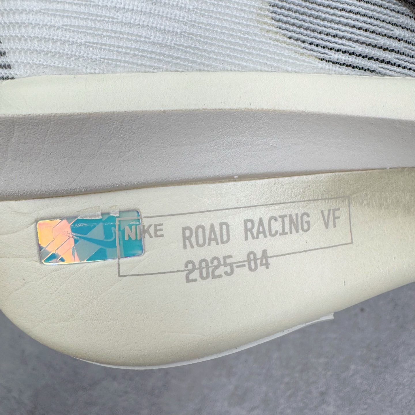 图片[15]-Jakob A. Ingebrigtsen x NK Zoom VaporFly Next 4% 舒适百搭透气回弹低帮短跑马拉松跑步鞋 HV6107-100 采用精致醒目设计，精准诠释雅各布·因格布里格森的风格，聚焦他的核心信念：家庭与夺冠。该鞋款在前代鞋款的基础上减轻重量，但不影响性能表现。碳纤维 Flyplate 结合出众回弹的ZoomX泡绵中底，缔造比赛日佳选，令你快意难挡，疾速冲刺。这款公路竞速跑步鞋具备匠心品质，无论是日常畅跑还是马拉松，皆可轻松驾驭，是雅各布的信赖之选。尺码：36 36.5 37.5 38 38.5 39 40 40.5 41 42 42.5 43 44 44.5 45-选品中心