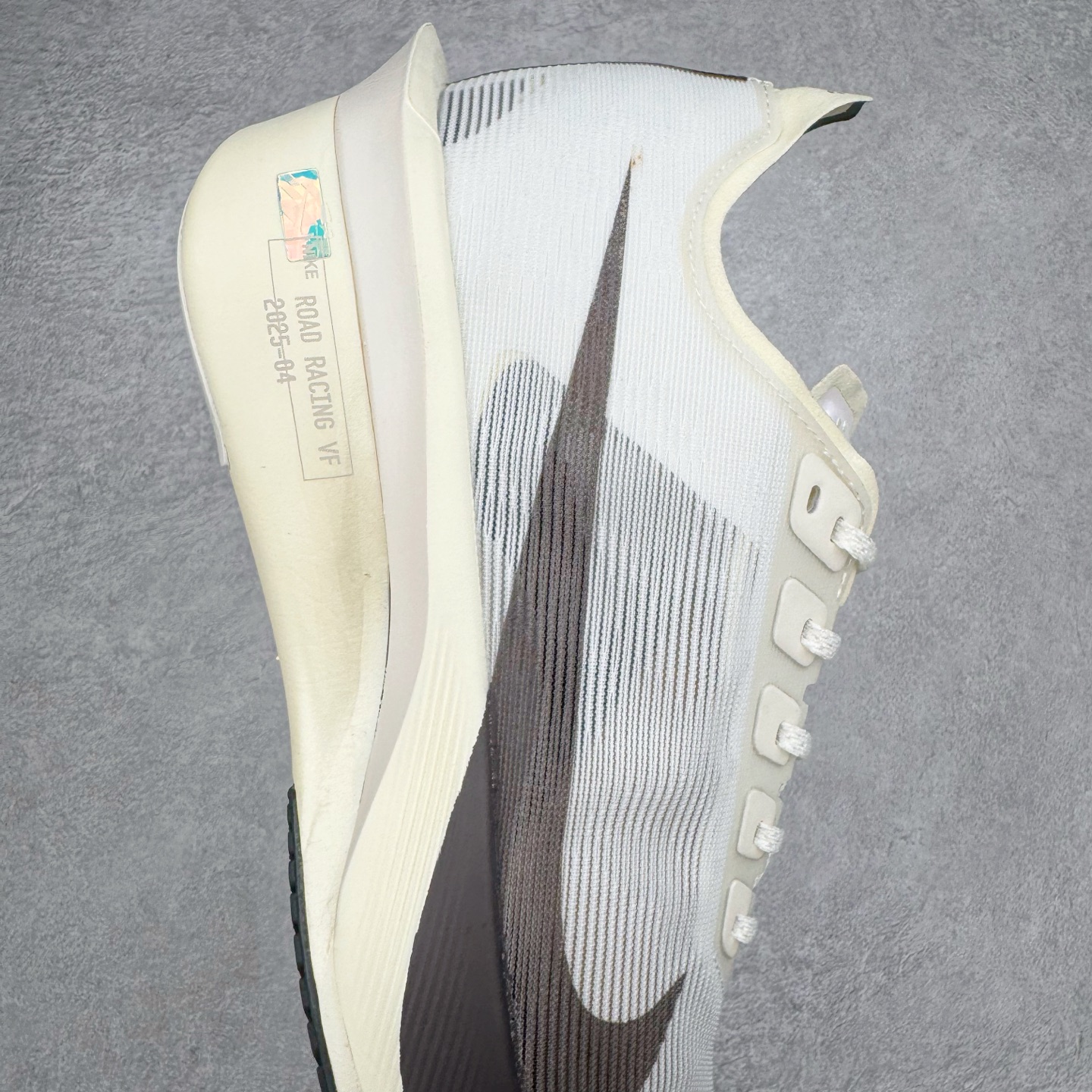 图片[7]-Jakob A. Ingebrigtsen x NK Zoom VaporFly Next 4% 舒适百搭透气回弹低帮短跑马拉松跑步鞋 HV6107-100 采用精致醒目设计，精准诠释雅各布·因格布里格森的风格，聚焦他的核心信念：家庭与夺冠。该鞋款在前代鞋款的基础上减轻重量，但不影响性能表现。碳纤维 Flyplate 结合出众回弹的ZoomX泡绵中底，缔造比赛日佳选，令你快意难挡，疾速冲刺。这款公路竞速跑步鞋具备匠心品质，无论是日常畅跑还是马拉松，皆可轻松驾驭，是雅各布的信赖之选。尺码：36 36.5 37.5 38 38.5 39 40 40.5 41 42 42.5 43 44 44.5 45-选品中心