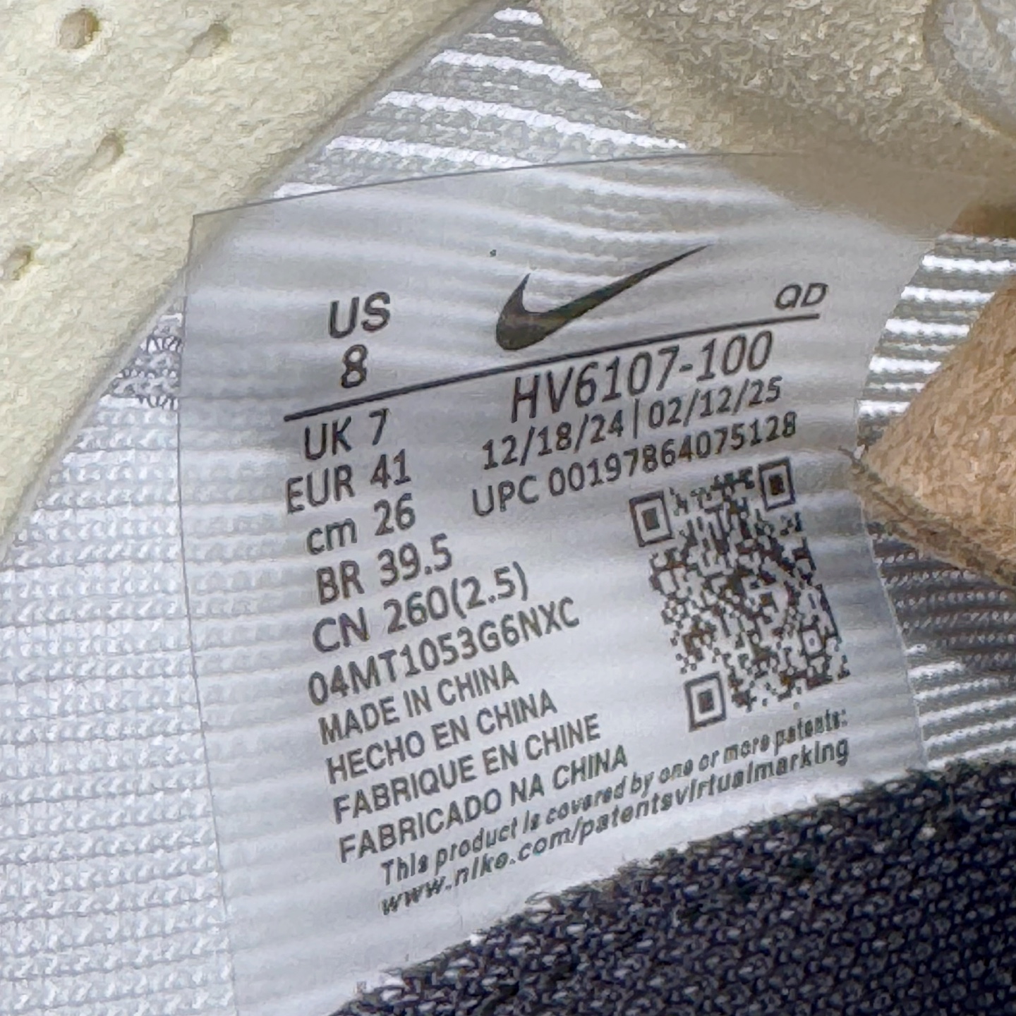 图片[11]-Jakob A. Ingebrigtsen x NK Zoom VaporFly Next 4% 舒适百搭透气回弹低帮短跑马拉松跑步鞋 HV6107-100 采用精致醒目设计，精准诠释雅各布·因格布里格森的风格，聚焦他的核心信念：家庭与夺冠。该鞋款在前代鞋款的基础上减轻重量，但不影响性能表现。碳纤维 Flyplate 结合出众回弹的ZoomX泡绵中底，缔造比赛日佳选，令你快意难挡，疾速冲刺。这款公路竞速跑步鞋具备匠心品质，无论是日常畅跑还是马拉松，皆可轻松驾驭，是雅各布的信赖之选。尺码：36 36.5 37.5 38 38.5 39 40 40.5 41 42 42.5 43 44 44.5 45-选品中心