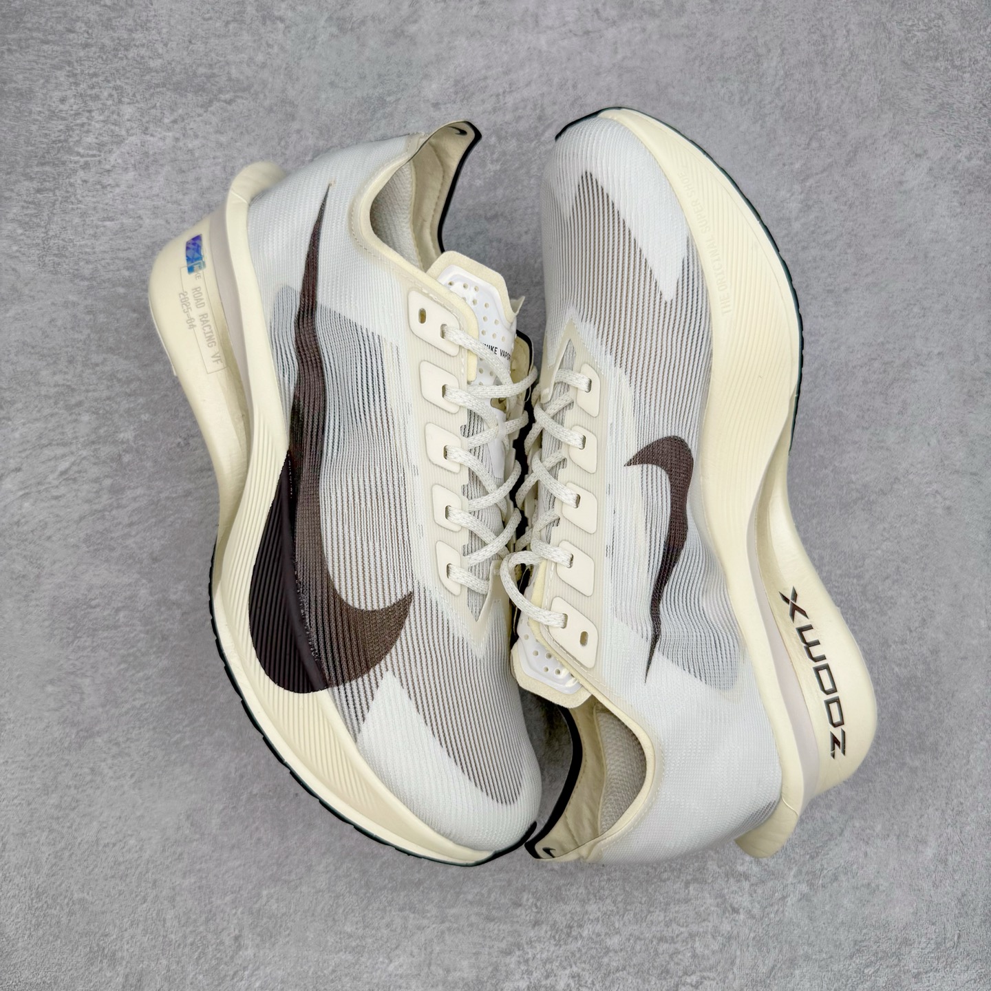 图片[3]-Jakob A. Ingebrigtsen x NK Zoom VaporFly Next 4% 舒适百搭透气回弹低帮短跑马拉松跑步鞋 HV6107-100 采用精致醒目设计，精准诠释雅各布·因格布里格森的风格，聚焦他的核心信念：家庭与夺冠。该鞋款在前代鞋款的基础上减轻重量，但不影响性能表现。碳纤维 Flyplate 结合出众回弹的ZoomX泡绵中底，缔造比赛日佳选，令你快意难挡，疾速冲刺。这款公路竞速跑步鞋具备匠心品质，无论是日常畅跑还是马拉松，皆可轻松驾驭，是雅各布的信赖之选。尺码：36 36.5 37.5 38 38.5 39 40 40.5 41 42 42.5 43 44 44.5 45-选品中心