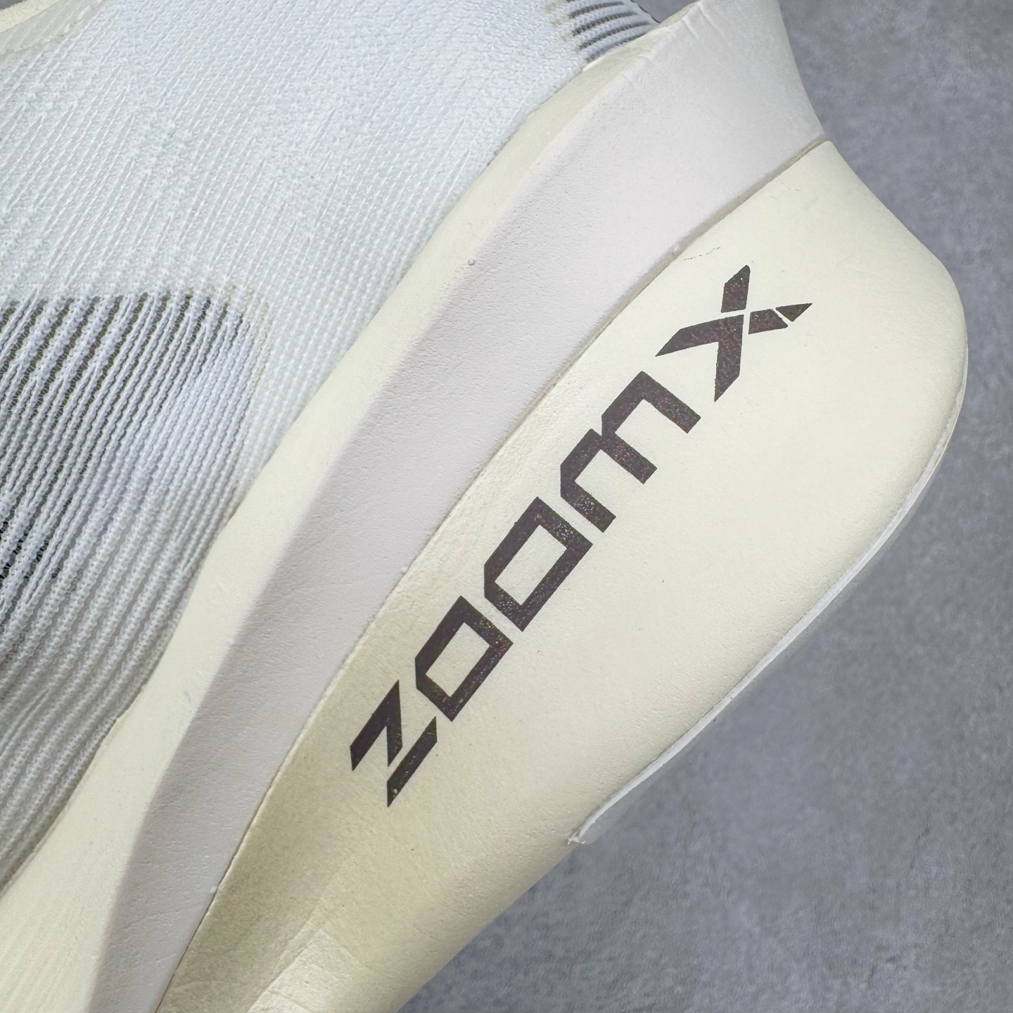 图片[17]-Jakob A. Ingebrigtsen x NK Zoom VaporFly Next 4% 舒适百搭透气回弹低帮短跑马拉松跑步鞋 HV6107-100 采用精致醒目设计，精准诠释雅各布·因格布里格森的风格，聚焦他的核心信念：家庭与夺冠。该鞋款在前代鞋款的基础上减轻重量，但不影响性能表现。碳纤维 Flyplate 结合出众回弹的ZoomX泡绵中底，缔造比赛日佳选，令你快意难挡，疾速冲刺。这款公路竞速跑步鞋具备匠心品质，无论是日常畅跑还是马拉松，皆可轻松驾驭，是雅各布的信赖之选。尺码：36 36.5 37.5 38 38.5 39 40 40.5 41 42 42.5 43 44 44.5 45-选品中心