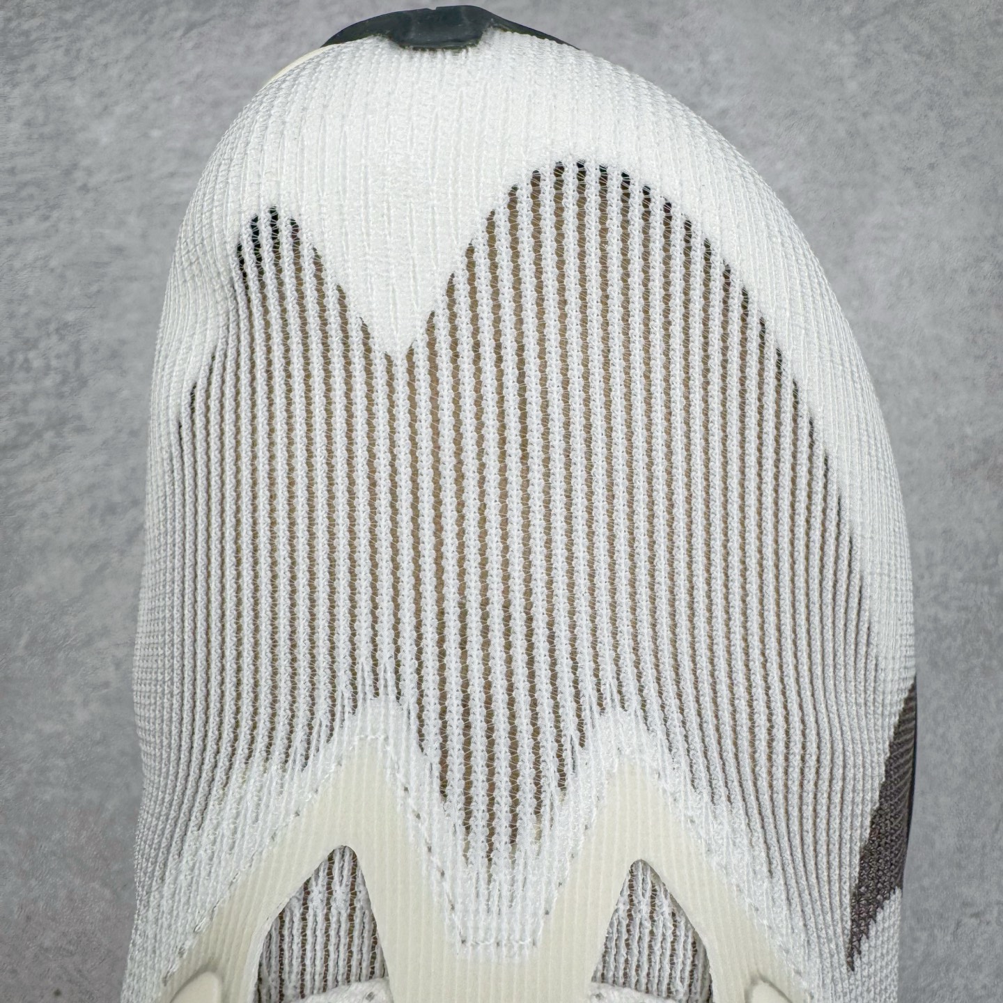 图片[13]-Jakob A. Ingebrigtsen x NK Zoom VaporFly Next 4% 舒适百搭透气回弹低帮短跑马拉松跑步鞋 HV6107-100 采用精致醒目设计，精准诠释雅各布·因格布里格森的风格，聚焦他的核心信念：家庭与夺冠。该鞋款在前代鞋款的基础上减轻重量，但不影响性能表现。碳纤维 Flyplate 结合出众回弹的ZoomX泡绵中底，缔造比赛日佳选，令你快意难挡，疾速冲刺。这款公路竞速跑步鞋具备匠心品质，无论是日常畅跑还是马拉松，皆可轻松驾驭，是雅各布的信赖之选。尺码：36 36.5 37.5 38 38.5 39 40 40.5 41 42 42.5 43 44 44.5 45-选品中心