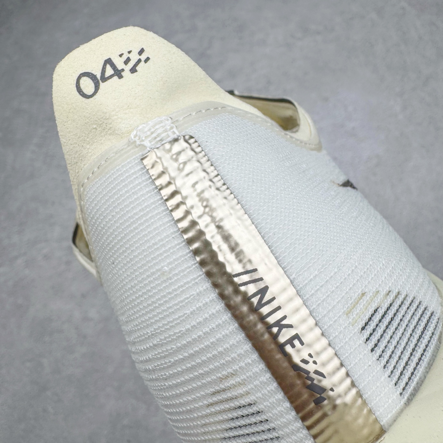 图片[16]-Jakob A. Ingebrigtsen x NK Zoom VaporFly Next 4% 舒适百搭透气回弹低帮短跑马拉松跑步鞋 HV6107-100 采用精致醒目设计，精准诠释雅各布·因格布里格森的风格，聚焦他的核心信念：家庭与夺冠。该鞋款在前代鞋款的基础上减轻重量，但不影响性能表现。碳纤维 Flyplate 结合出众回弹的ZoomX泡绵中底，缔造比赛日佳选，令你快意难挡，疾速冲刺。这款公路竞速跑步鞋具备匠心品质，无论是日常畅跑还是马拉松，皆可轻松驾驭，是雅各布的信赖之选。尺码：36 36.5 37.5 38 38.5 39 40 40.5 41 42 42.5 43 44 44.5 45-选品中心