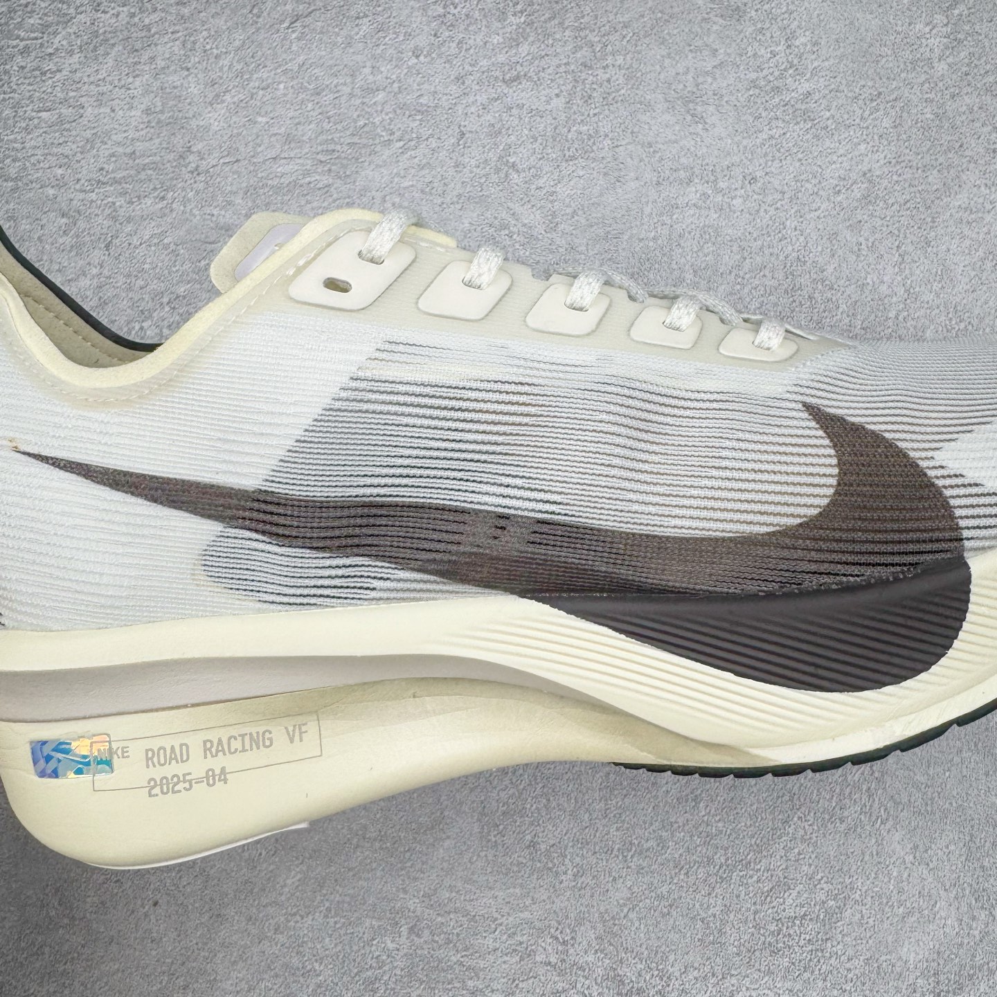 图片[14]-Jakob A. Ingebrigtsen x NK Zoom VaporFly Next 4% 舒适百搭透气回弹低帮短跑马拉松跑步鞋 HV6107-100 采用精致醒目设计，精准诠释雅各布·因格布里格森的风格，聚焦他的核心信念：家庭与夺冠。该鞋款在前代鞋款的基础上减轻重量，但不影响性能表现。碳纤维 Flyplate 结合出众回弹的ZoomX泡绵中底，缔造比赛日佳选，令你快意难挡，疾速冲刺。这款公路竞速跑步鞋具备匠心品质，无论是日常畅跑还是马拉松，皆可轻松驾驭，是雅各布的信赖之选。尺码：36 36.5 37.5 38 38.5 39 40 40.5 41 42 42.5 43 44 44.5 45-选品中心