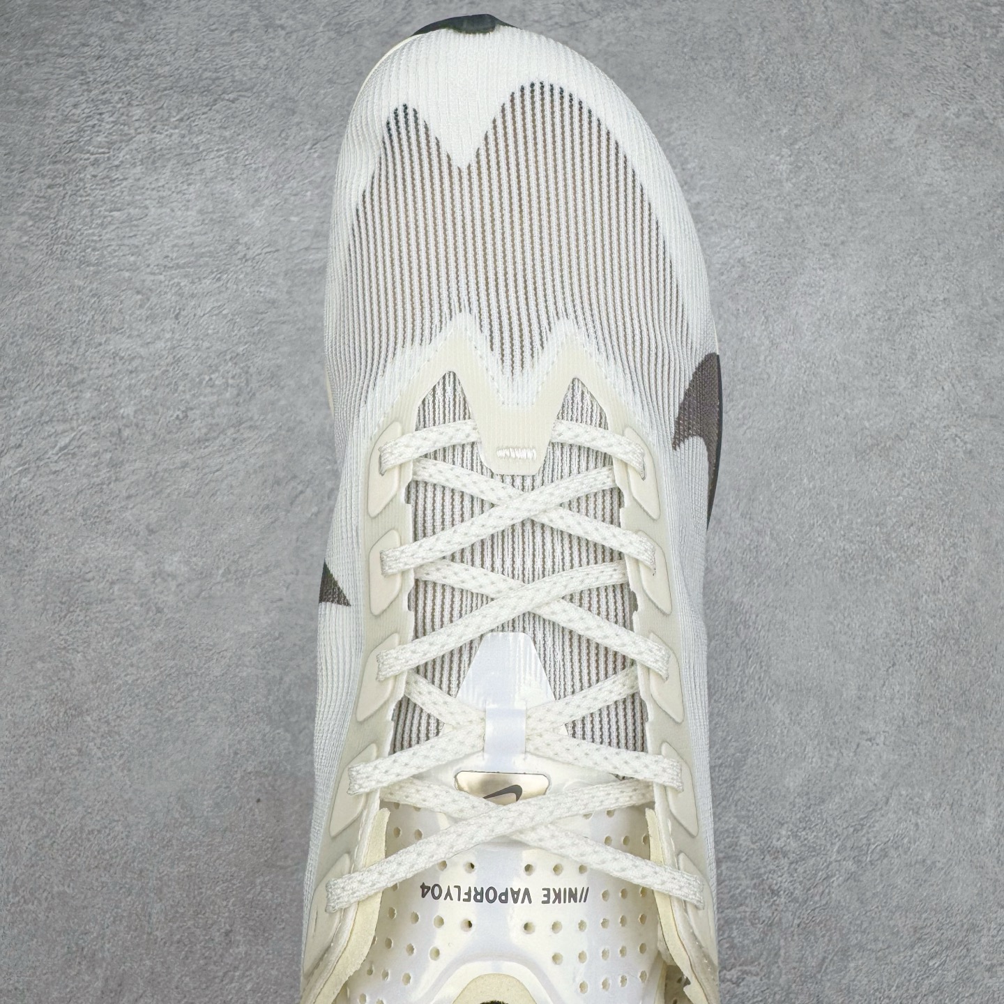 图片[4]-Jakob A. Ingebrigtsen x NK Zoom VaporFly Next 4% 舒适百搭透气回弹低帮短跑马拉松跑步鞋 HV6107-100 采用精致醒目设计，精准诠释雅各布·因格布里格森的风格，聚焦他的核心信念：家庭与夺冠。该鞋款在前代鞋款的基础上减轻重量，但不影响性能表现。碳纤维 Flyplate 结合出众回弹的ZoomX泡绵中底，缔造比赛日佳选，令你快意难挡，疾速冲刺。这款公路竞速跑步鞋具备匠心品质，无论是日常畅跑还是马拉松，皆可轻松驾驭，是雅各布的信赖之选。尺码：36 36.5 37.5 38 38.5 39 40 40.5 41 42 42.5 43 44 44.5 45-选品中心