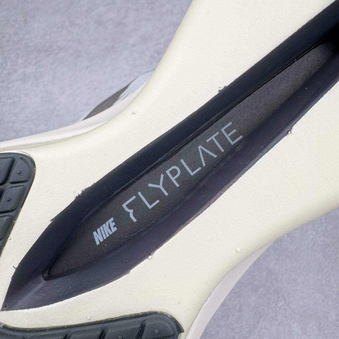 图片[18]-Jakob A. Ingebrigtsen x NK Zoom VaporFly Next 4% 舒适百搭透气回弹低帮短跑马拉松跑步鞋 HV6107-100 采用精致醒目设计，精准诠释雅各布·因格布里格森的风格，聚焦他的核心信念：家庭与夺冠。该鞋款在前代鞋款的基础上减轻重量，但不影响性能表现。碳纤维 Flyplate 结合出众回弹的ZoomX泡绵中底，缔造比赛日佳选，令你快意难挡，疾速冲刺。这款公路竞速跑步鞋具备匠心品质，无论是日常畅跑还是马拉松，皆可轻松驾驭，是雅各布的信赖之选。尺码：36 36.5 37.5 38 38.5 39 40 40.5 41 42 42.5 43 44 44.5 45-选品中心