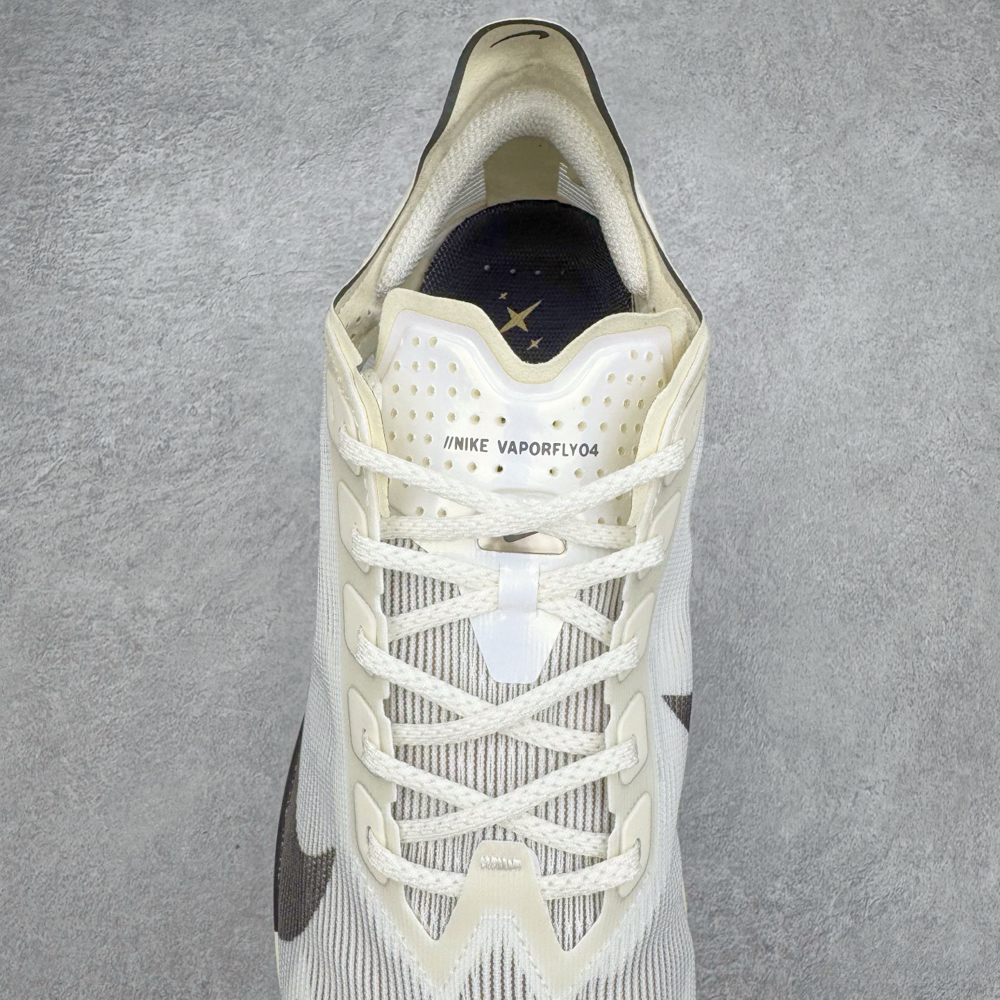 图片[5]-Jakob A. Ingebrigtsen x NK Zoom VaporFly Next 4% 舒适百搭透气回弹低帮短跑马拉松跑步鞋 HV6107-100 采用精致醒目设计，精准诠释雅各布·因格布里格森的风格，聚焦他的核心信念：家庭与夺冠。该鞋款在前代鞋款的基础上减轻重量，但不影响性能表现。碳纤维 Flyplate 结合出众回弹的ZoomX泡绵中底，缔造比赛日佳选，令你快意难挡，疾速冲刺。这款公路竞速跑步鞋具备匠心品质，无论是日常畅跑还是马拉松，皆可轻松驾驭，是雅各布的信赖之选。尺码：36 36.5 37.5 38 38.5 39 40 40.5 41 42 42.5 43 44 44.5 45-选品中心