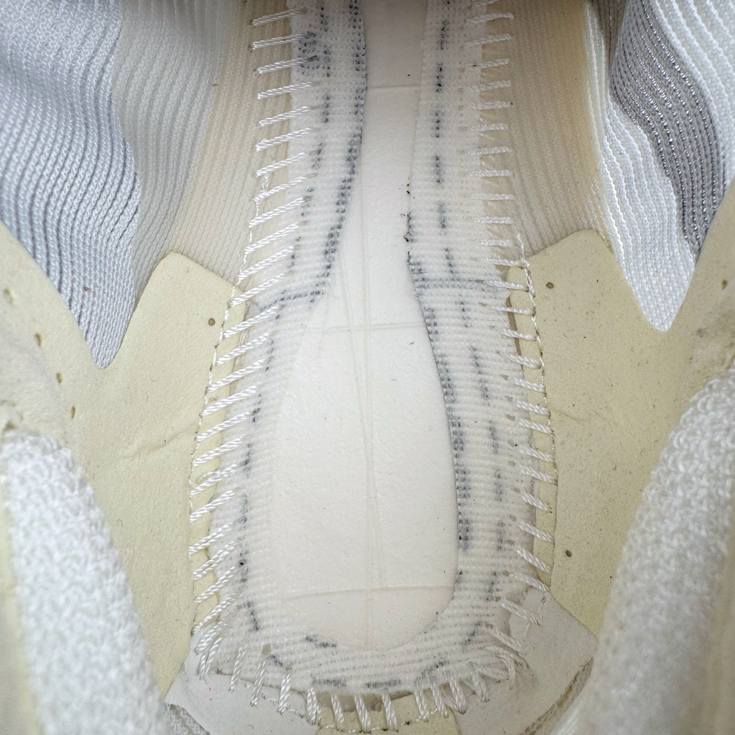 图片[10]-Jakob A. Ingebrigtsen x NK Zoom VaporFly Next 4% 舒适百搭透气回弹低帮短跑马拉松跑步鞋 HV6107-100 采用精致醒目设计，精准诠释雅各布·因格布里格森的风格，聚焦他的核心信念：家庭与夺冠。该鞋款在前代鞋款的基础上减轻重量，但不影响性能表现。碳纤维 Flyplate 结合出众回弹的ZoomX泡绵中底，缔造比赛日佳选，令你快意难挡，疾速冲刺。这款公路竞速跑步鞋具备匠心品质，无论是日常畅跑还是马拉松，皆可轻松驾驭，是雅各布的信赖之选。尺码：36 36.5 37.5 38 38.5 39 40 40.5 41 42 42.5 43 44 44.5 45-选品中心