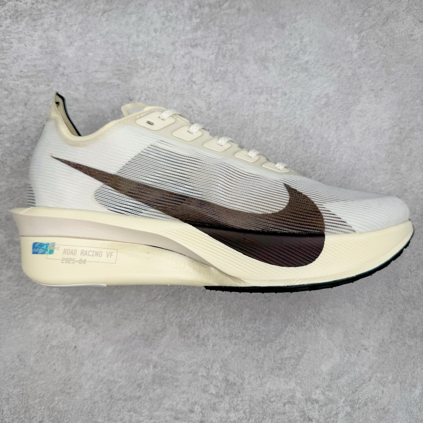 Jakob A. Ingebrigtsen x NK Zoom VaporFly Next 4% 舒适百搭透气回弹低帮短跑马拉松跑步鞋 HV6107-100 采用精致醒目设计，精准诠释雅各布·因格布里格森的风格，聚焦他的核心信念：家庭与夺冠。该鞋款在前代鞋款的基础上减轻重量，但不影响性能表现。碳纤维 Flyplate 结合出众回弹的ZoomX泡绵中底，缔造比赛日佳选，令你快意难挡，疾速冲刺。这款公路竞速跑步鞋具备匠心品质，无论是日常畅跑还是马拉松，皆可轻松驾驭，是雅各布的信赖之选。尺码：36 36.5 37.5 38 38.5 39 40 40.5 41 42 42.5 43 44 44.5 45-选品中心