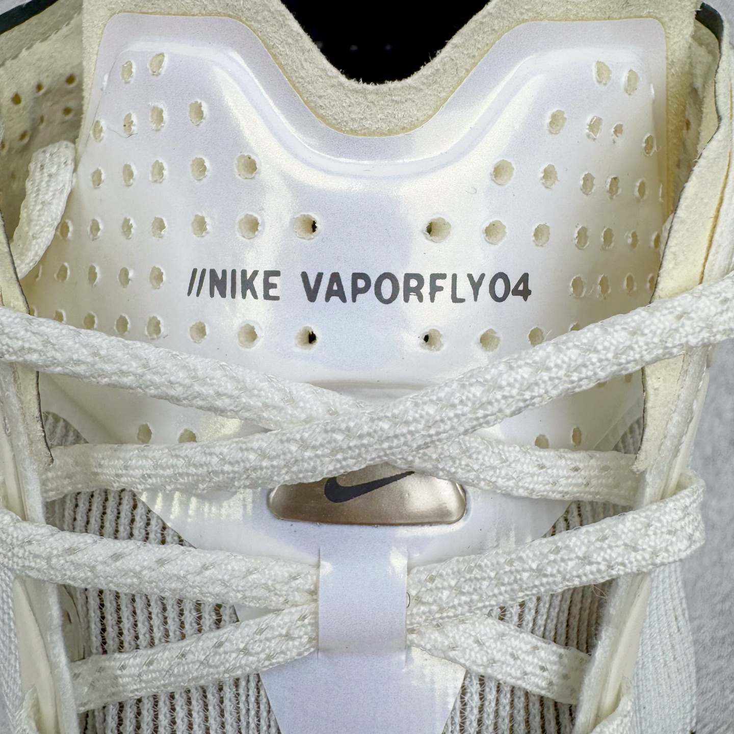 图片[12]-Jakob A. Ingebrigtsen x NK Zoom VaporFly Next 4% 舒适百搭透气回弹低帮短跑马拉松跑步鞋 HV6107-100 采用精致醒目设计，精准诠释雅各布·因格布里格森的风格，聚焦他的核心信念：家庭与夺冠。该鞋款在前代鞋款的基础上减轻重量，但不影响性能表现。碳纤维 Flyplate 结合出众回弹的ZoomX泡绵中底，缔造比赛日佳选，令你快意难挡，疾速冲刺。这款公路竞速跑步鞋具备匠心品质，无论是日常畅跑还是马拉松，皆可轻松驾驭，是雅各布的信赖之选。尺码：36 36.5 37.5 38 38.5 39 40 40.5 41 42 42.5 43 44 44.5 45-选品中心