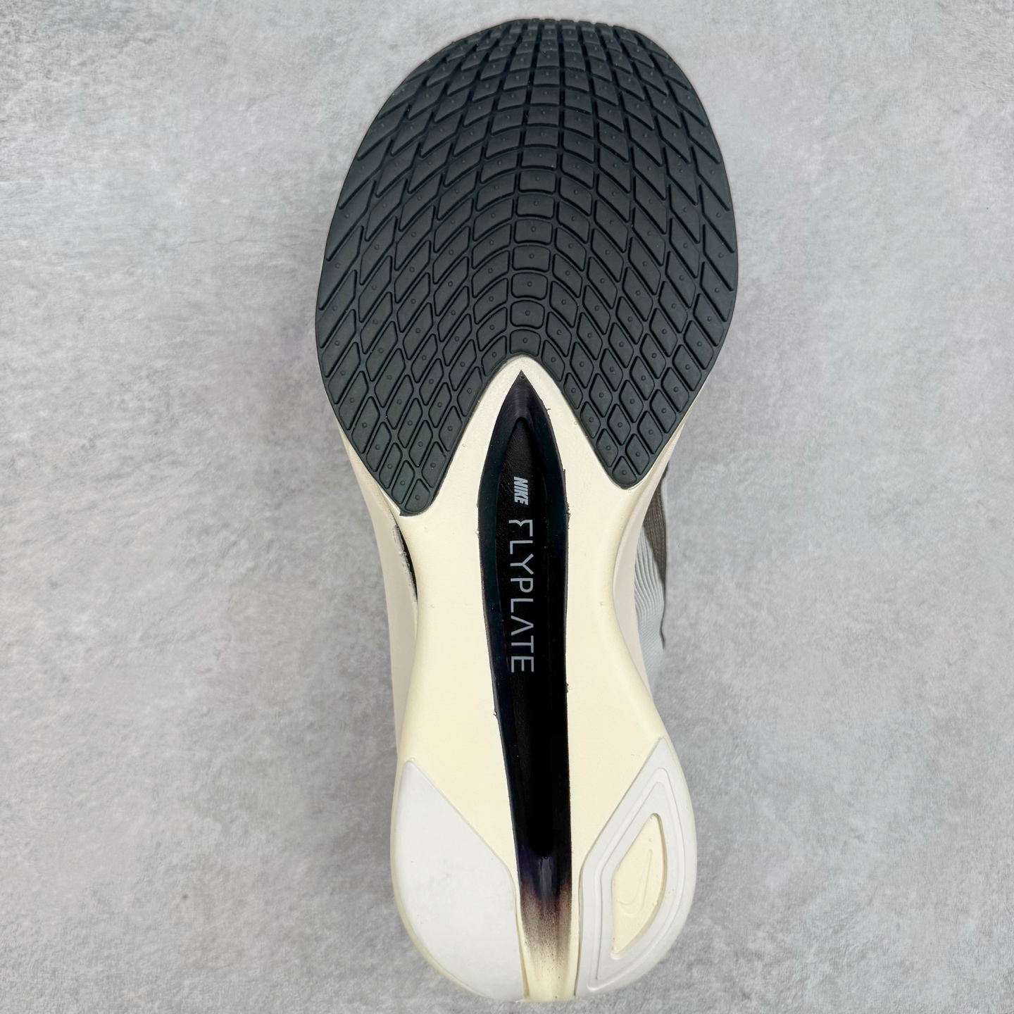 图片[9]-Jakob A. Ingebrigtsen x NK Zoom VaporFly Next 4% 舒适百搭透气回弹低帮短跑马拉松跑步鞋 HV6107-100 采用精致醒目设计，精准诠释雅各布·因格布里格森的风格，聚焦他的核心信念：家庭与夺冠。该鞋款在前代鞋款的基础上减轻重量，但不影响性能表现。碳纤维 Flyplate 结合出众回弹的ZoomX泡绵中底，缔造比赛日佳选，令你快意难挡，疾速冲刺。这款公路竞速跑步鞋具备匠心品质，无论是日常畅跑还是马拉松，皆可轻松驾驭，是雅各布的信赖之选。尺码：36 36.5 37.5 38 38.5 39 40 40.5 41 42 42.5 43 44 44.5 45-选品中心