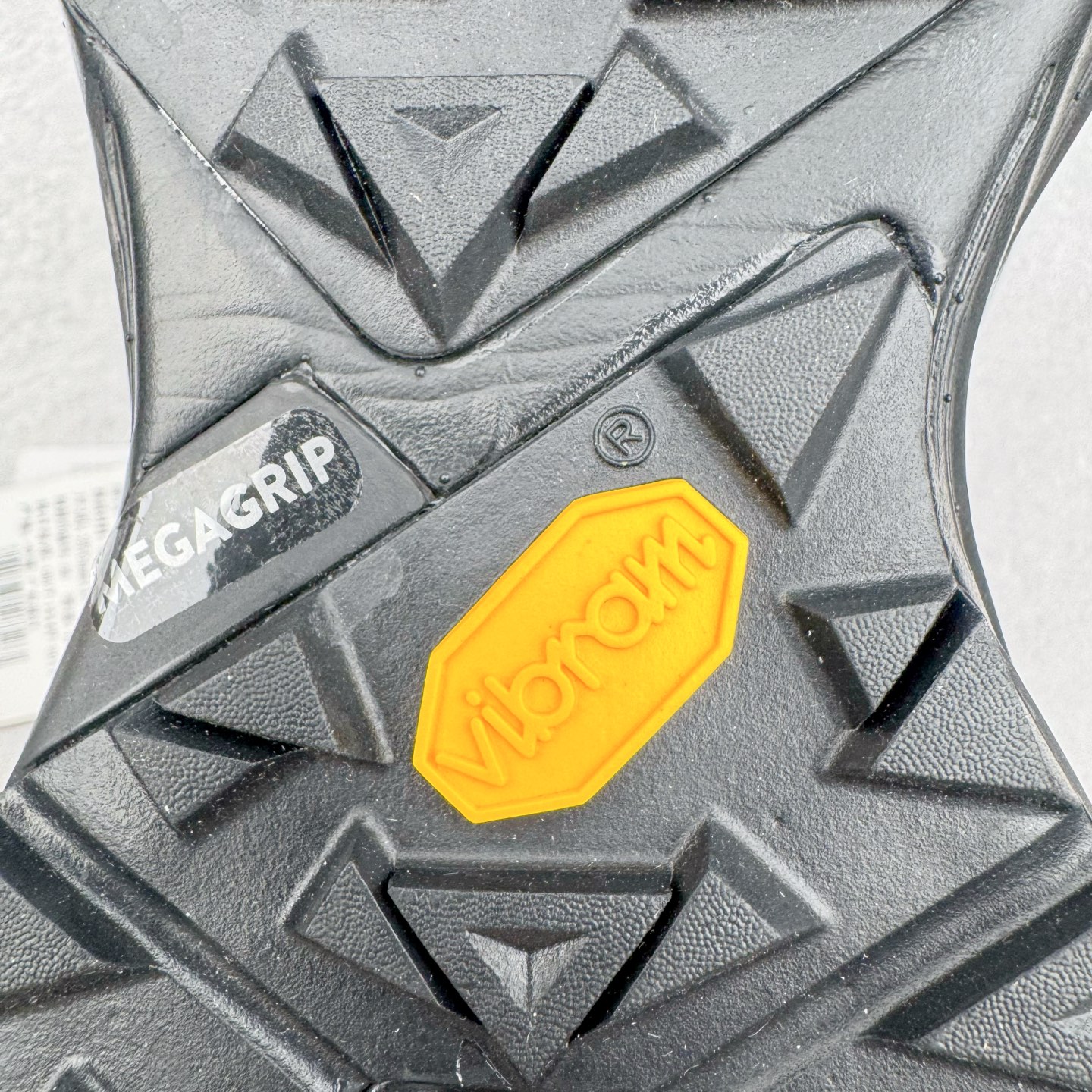 图片[21]-KAILAS FUGA DU BOA 凯乐石 黑山大坡王越野机能跑鞋 这双黑山整体呈现了多样的黑灰银搭配 鞋面主体部分采用网状薄翼材质中底是大坡王最具特色的山形结构 鞋带采用 BOA 旋钮快速穿脱系统 Vibram Megagrip 延续大坡王超强抓地 多重元素组合而成的造型和颜色设计让整双鞋观感丰富而又统一 整双鞋的技术和材料应用使得科技感十足颜色和脚感适合各类场景和场所穿着！ 尺码：36 36.5 37 37.5 38 39 39.5 40 41 41.5 42 42.5 43 44 44.5 45-选品中心