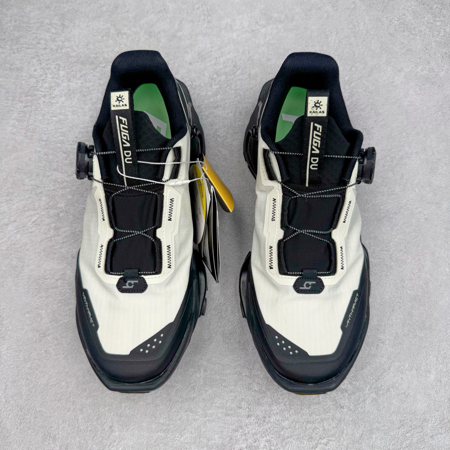 图片[2]-KAILAS FUGA DU BOA 凯乐石 黑山大坡王越野机能跑鞋 这双黑山整体呈现了多样的黑灰银搭配 鞋面主体部分采用网状薄翼材质中底是大坡王最具特色的山形结构 鞋带采用 BOA 旋钮快速穿脱系统 Vibram Megagrip 延续大坡王超强抓地 多重元素组合而成的造型和颜色设计让整双鞋观感丰富而又统一 整双鞋的技术和材料应用使得科技感十足颜色和脚感适合各类场景和场所穿着！ 尺码：36 36.5 37 37.5 38 39 39.5 40 41 41.5 42 42.5 43 44 44.5 45-选品中心