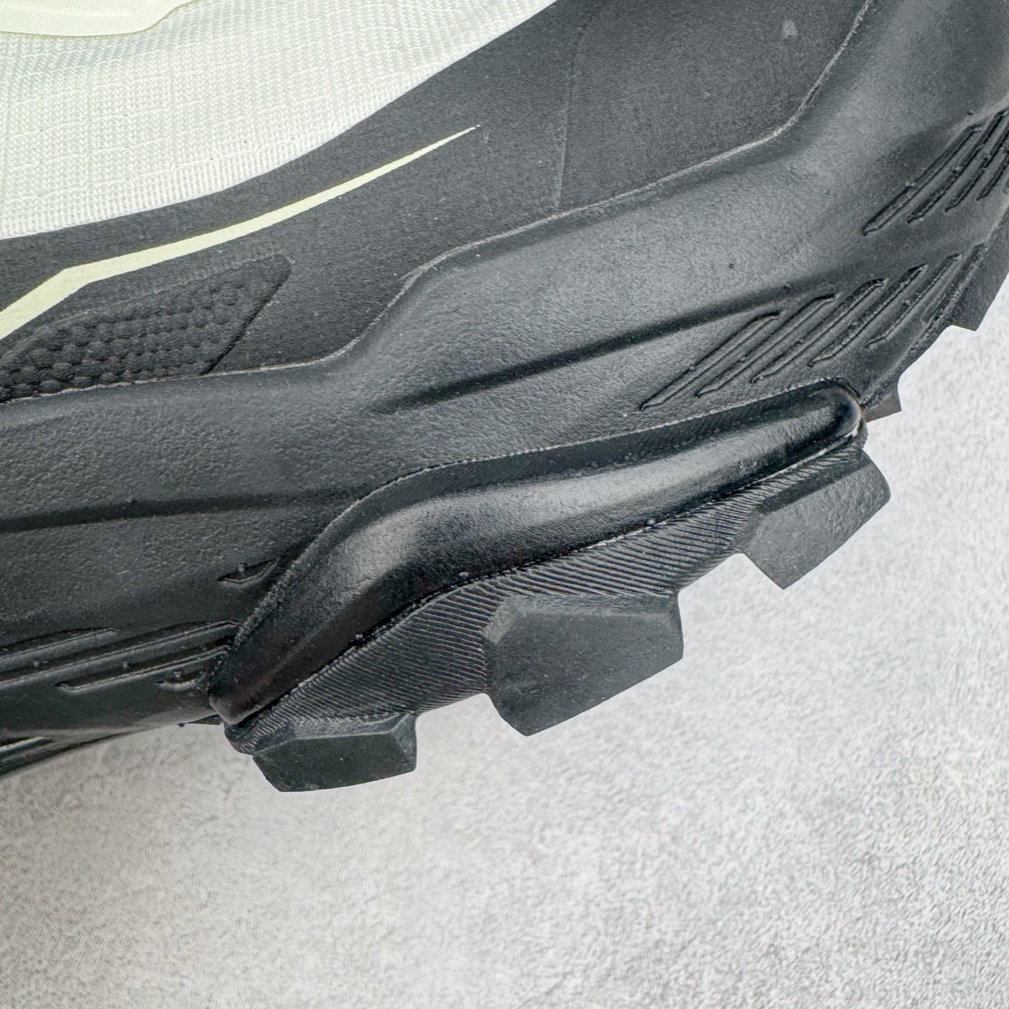 图片[20]-KAILAS FUGA DU BOA 凯乐石 黑山大坡王越野机能跑鞋 这双黑山整体呈现了多样的黑灰银搭配 鞋面主体部分采用网状薄翼材质中底是大坡王最具特色的山形结构 鞋带采用 BOA 旋钮快速穿脱系统 Vibram Megagrip 延续大坡王超强抓地 多重元素组合而成的造型和颜色设计让整双鞋观感丰富而又统一 整双鞋的技术和材料应用使得科技感十足颜色和脚感适合各类场景和场所穿着！ 尺码：36 36.5 37 37.5 38 39 39.5 40 41 41.5 42 42.5 43 44 44.5 45-选品中心