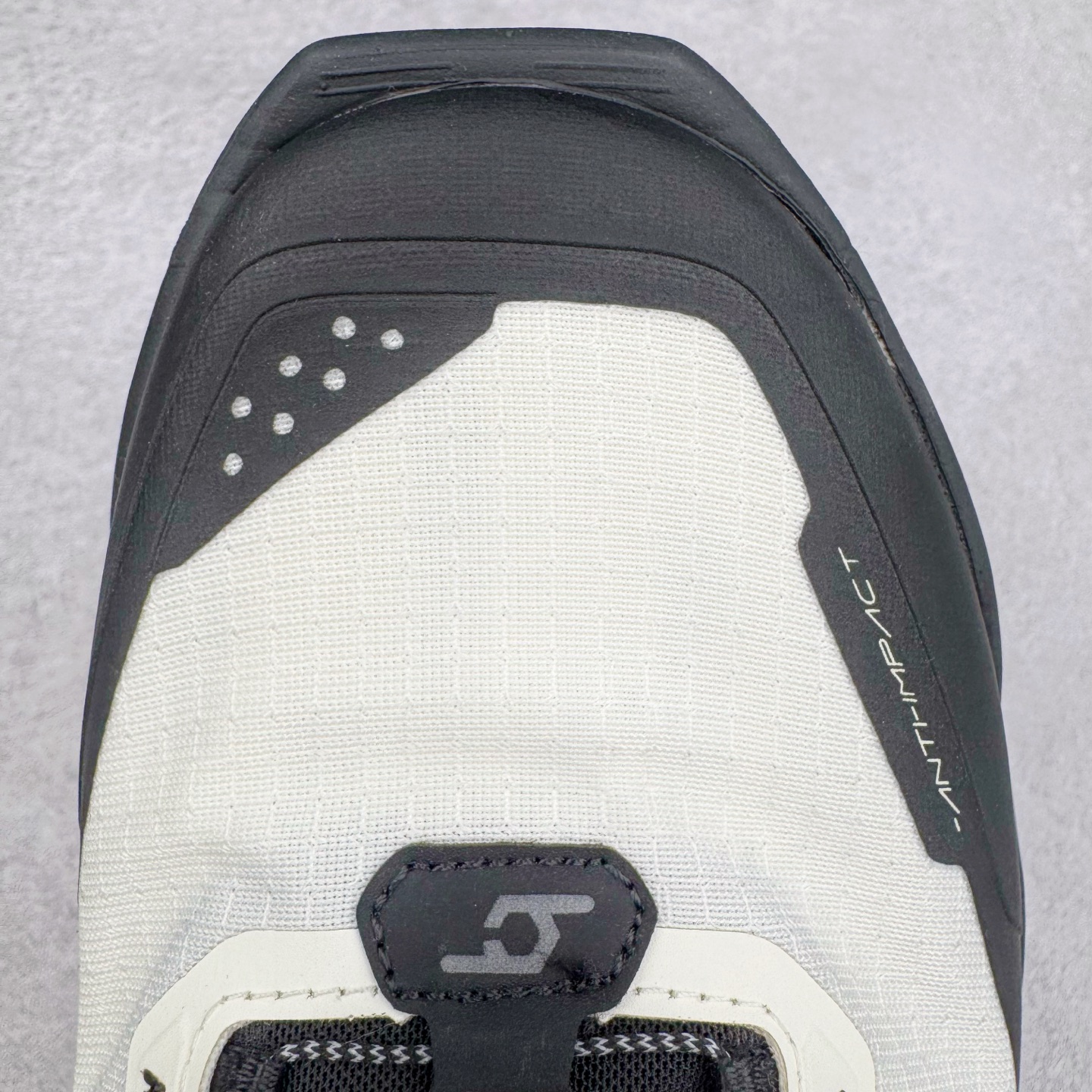 图片[16]-KAILAS FUGA DU BOA 凯乐石 黑山大坡王越野机能跑鞋 这双黑山整体呈现了多样的黑灰银搭配 鞋面主体部分采用网状薄翼材质中底是大坡王最具特色的山形结构 鞋带采用 BOA 旋钮快速穿脱系统 Vibram Megagrip 延续大坡王超强抓地 多重元素组合而成的造型和颜色设计让整双鞋观感丰富而又统一 整双鞋的技术和材料应用使得科技感十足颜色和脚感适合各类场景和场所穿着！ 尺码：36 36.5 37 37.5 38 39 39.5 40 41 41.5 42 42.5 43 44 44.5 45-选品中心