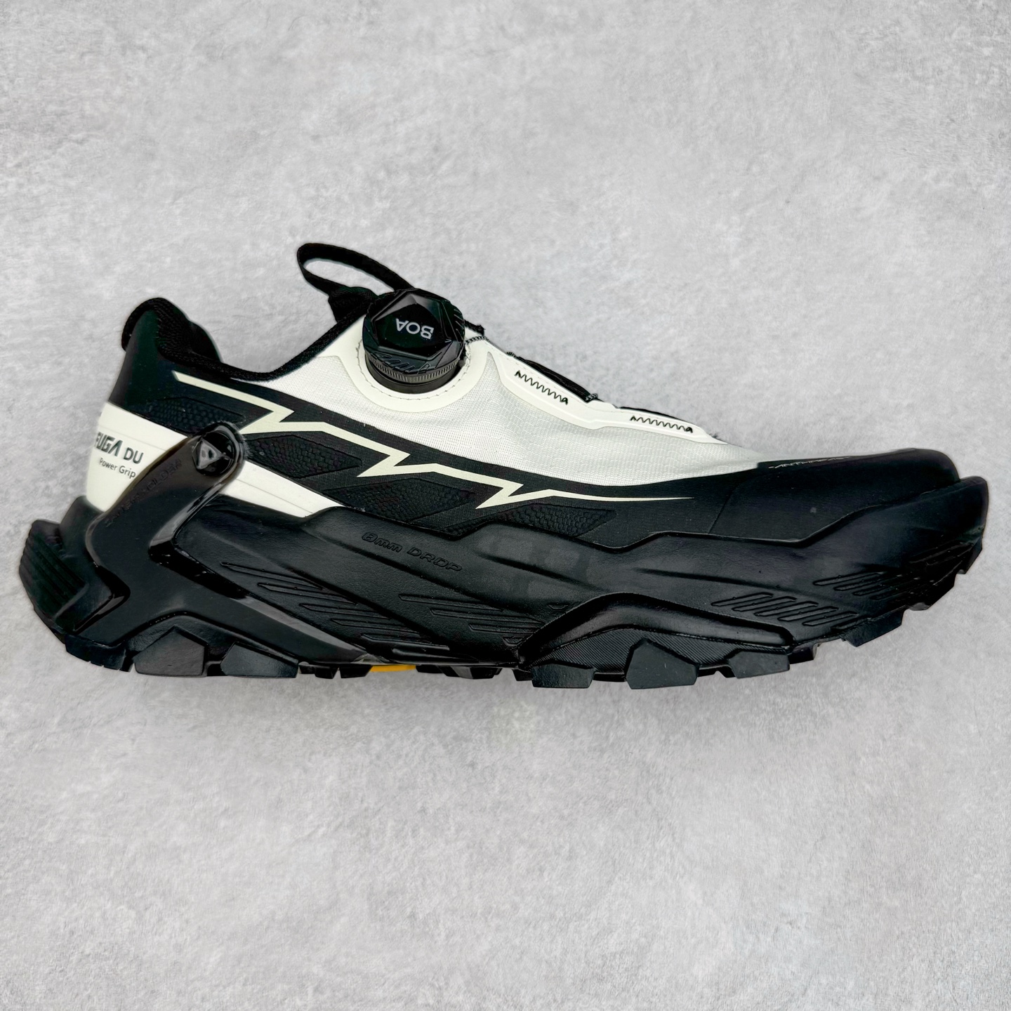 KAILAS FUGA DU BOA 凯乐石 黑山大坡王越野机能跑鞋 这双黑山整体呈现了多样的黑灰银搭配 鞋面主体部分采用网状薄翼材质中底是大坡王最具特色的山形结构 鞋带采用 BOA 旋钮快速穿脱系统 Vibram Megagrip 延续大坡王超强抓地 多重元素组合而成的造型和颜色设计让整双鞋观感丰富而又统一 整双鞋的技术和材料应用使得科技感十足颜色和脚感适合各类场景和场所穿着！ 尺码：36 36.5 37 37.5 38 39 39.5 40 41 41.5 42 42.5 43 44 44.5 45-选品中心