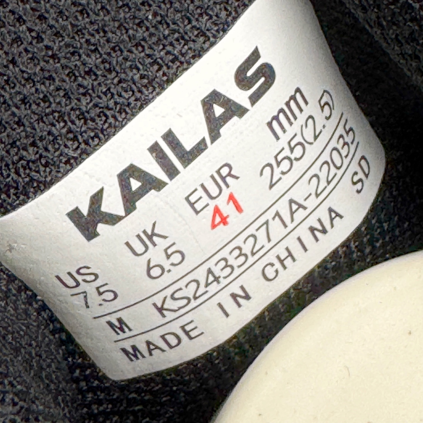 图片[12]-KAILAS FUGA DU BOA 凯乐石 黑山大坡王越野机能跑鞋 这双黑山整体呈现了多样的黑灰银搭配 鞋面主体部分采用网状薄翼材质中底是大坡王最具特色的山形结构 鞋带采用 BOA 旋钮快速穿脱系统 Vibram Megagrip 延续大坡王超强抓地 多重元素组合而成的造型和颜色设计让整双鞋观感丰富而又统一 整双鞋的技术和材料应用使得科技感十足颜色和脚感适合各类场景和场所穿着！ 尺码：36 36.5 37 37.5 38 39 39.5 40 41 41.5 42 42.5 43 44 44.5 45-选品中心