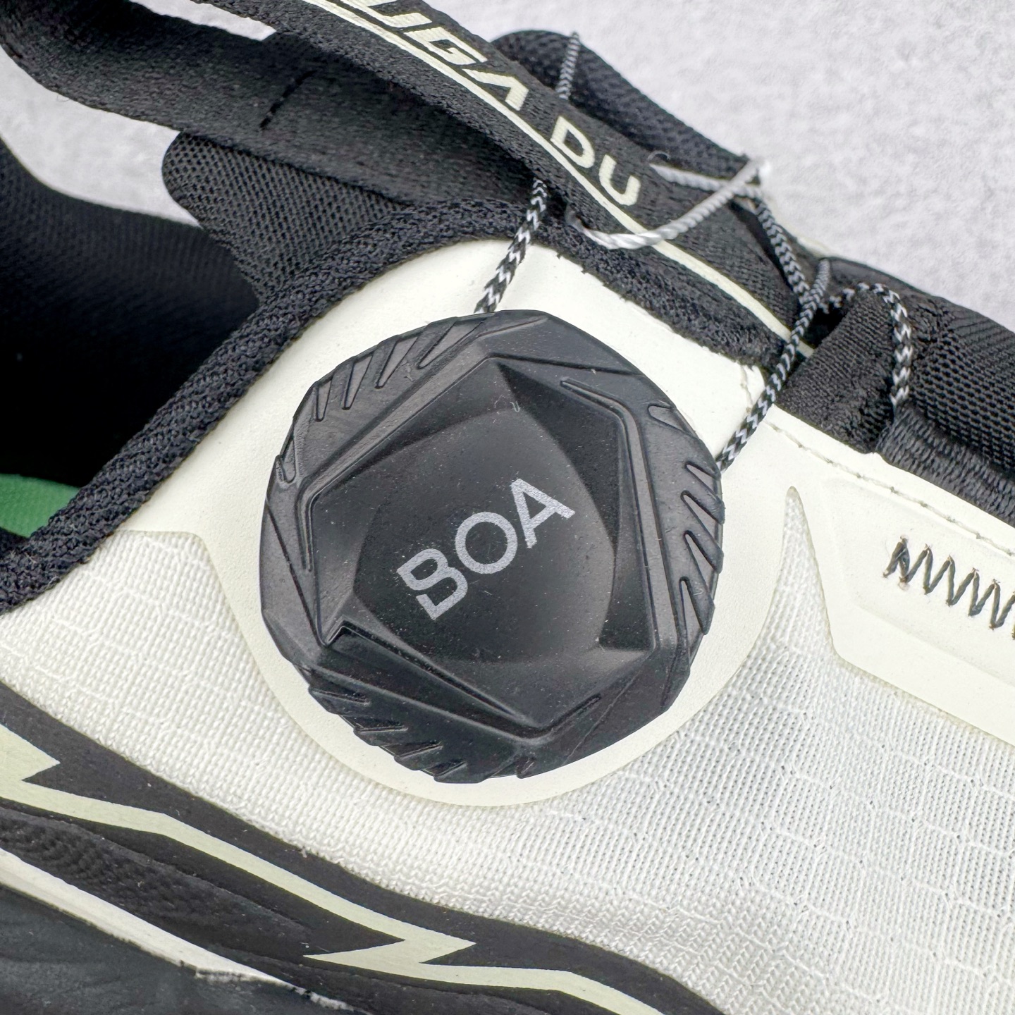 图片[18]-KAILAS FUGA DU BOA 凯乐石 黑山大坡王越野机能跑鞋 这双黑山整体呈现了多样的黑灰银搭配 鞋面主体部分采用网状薄翼材质中底是大坡王最具特色的山形结构 鞋带采用 BOA 旋钮快速穿脱系统 Vibram Megagrip 延续大坡王超强抓地 多重元素组合而成的造型和颜色设计让整双鞋观感丰富而又统一 整双鞋的技术和材料应用使得科技感十足颜色和脚感适合各类场景和场所穿着！ 尺码：36 36.5 37 37.5 38 39 39.5 40 41 41.5 42 42.5 43 44 44.5 45-选品中心