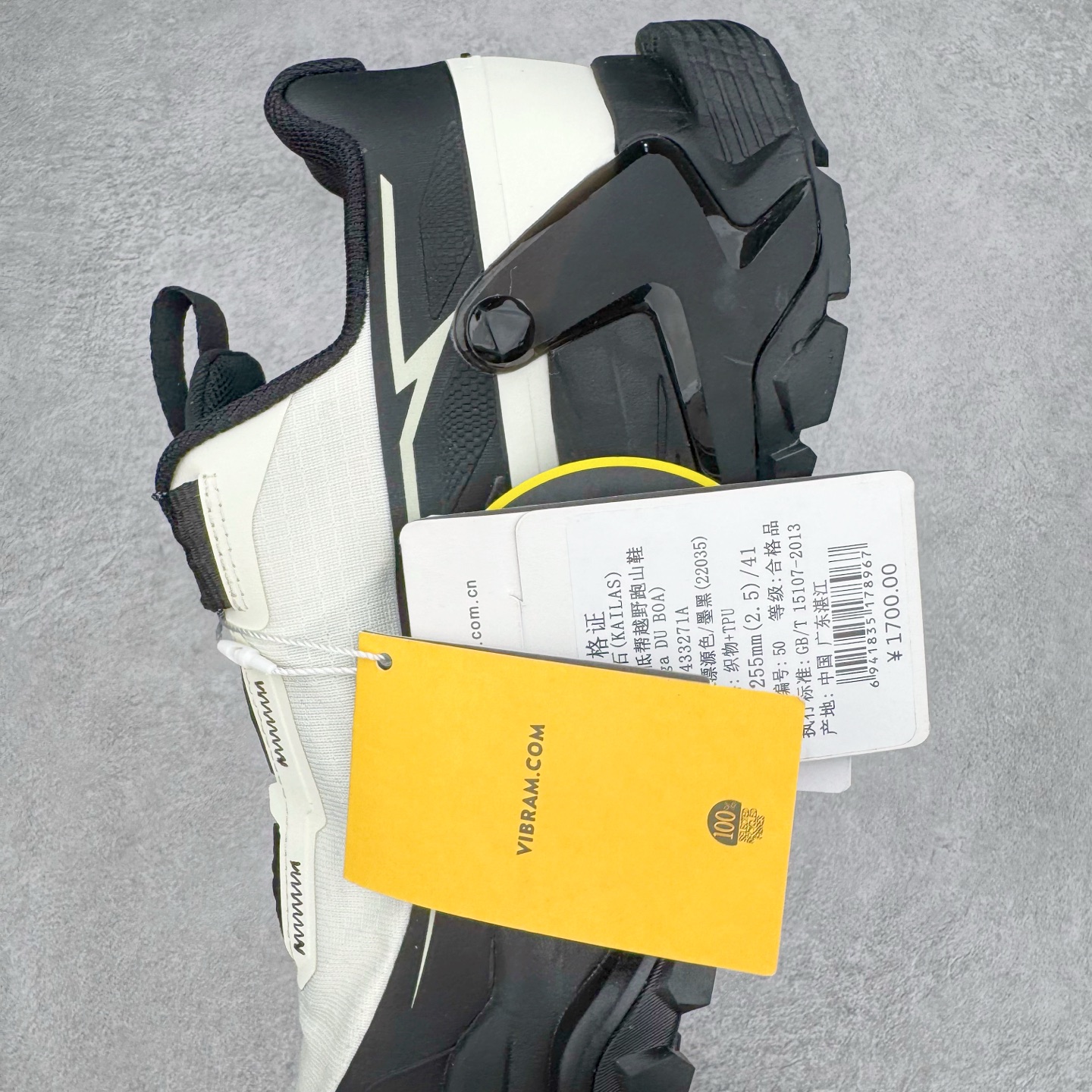 图片[7]-KAILAS FUGA DU BOA 凯乐石 黑山大坡王越野机能跑鞋 这双黑山整体呈现了多样的黑灰银搭配 鞋面主体部分采用网状薄翼材质中底是大坡王最具特色的山形结构 鞋带采用 BOA 旋钮快速穿脱系统 Vibram Megagrip 延续大坡王超强抓地 多重元素组合而成的造型和颜色设计让整双鞋观感丰富而又统一 整双鞋的技术和材料应用使得科技感十足颜色和脚感适合各类场景和场所穿着！ 尺码：36 36.5 37 37.5 38 39 39.5 40 41 41.5 42 42.5 43 44 44.5 45-选品中心