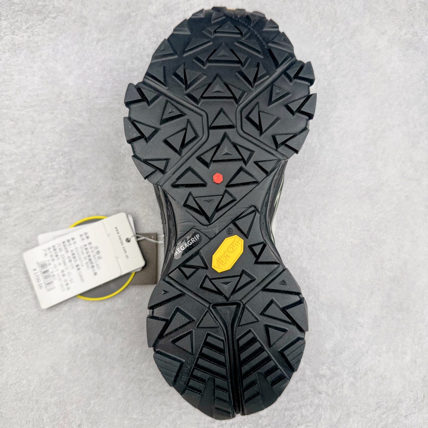 图片[9]-KAILAS FUGA DU BOA 凯乐石 黑山大坡王越野机能跑鞋 这双黑山整体呈现了多样的黑灰银搭配 鞋面主体部分采用网状薄翼材质中底是大坡王最具特色的山形结构 鞋带采用 BOA 旋钮快速穿脱系统 Vibram Megagrip 延续大坡王超强抓地 多重元素组合而成的造型和颜色设计让整双鞋观感丰富而又统一 整双鞋的技术和材料应用使得科技感十足颜色和脚感适合各类场景和场所穿着！ 尺码：36 36.5 37 37.5 38 39 39.5 40 41 41.5 42 42.5 43 44 44.5 45-选品中心