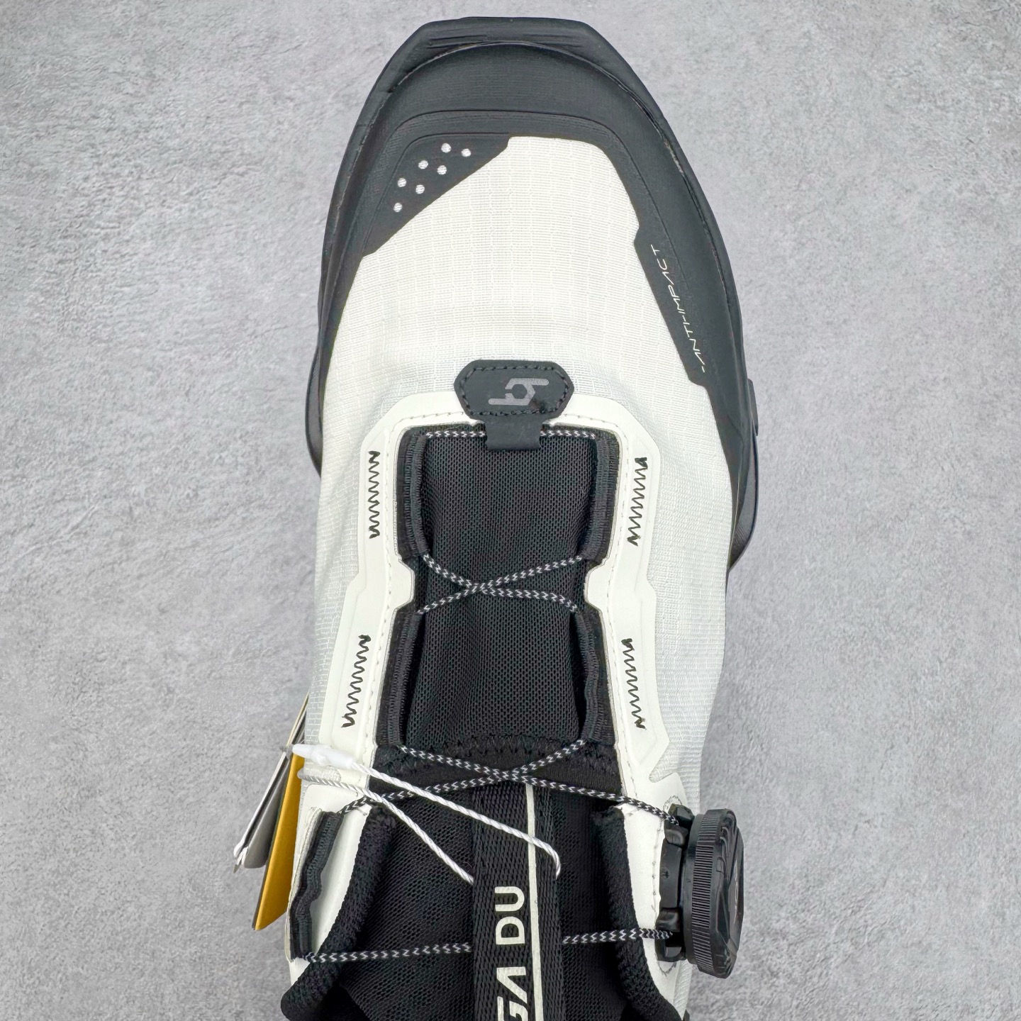 图片[4]-KAILAS FUGA DU BOA 凯乐石 黑山大坡王越野机能跑鞋 这双黑山整体呈现了多样的黑灰银搭配 鞋面主体部分采用网状薄翼材质中底是大坡王最具特色的山形结构 鞋带采用 BOA 旋钮快速穿脱系统 Vibram Megagrip 延续大坡王超强抓地 多重元素组合而成的造型和颜色设计让整双鞋观感丰富而又统一 整双鞋的技术和材料应用使得科技感十足颜色和脚感适合各类场景和场所穿着！ 尺码：36 36.5 37 37.5 38 39 39.5 40 41 41.5 42 42.5 43 44 44.5 45-选品中心