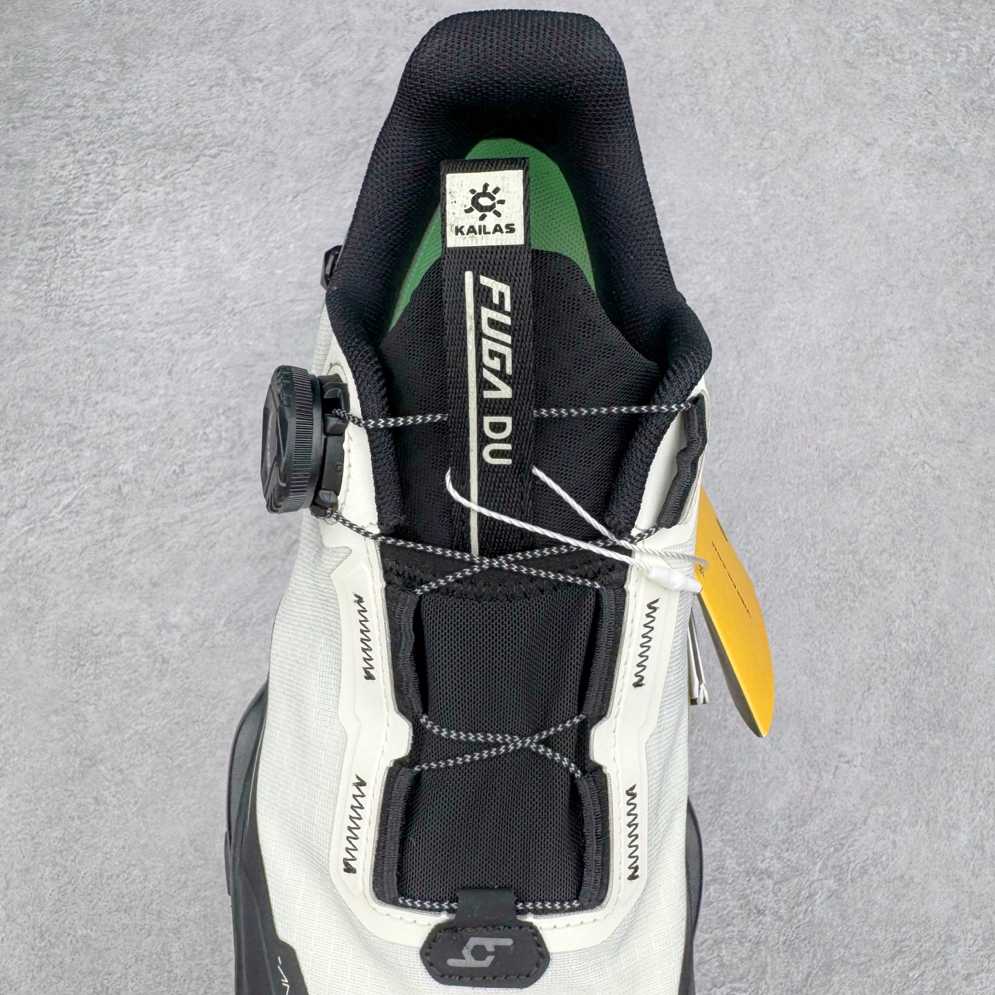 图片[5]-KAILAS FUGA DU BOA 凯乐石 黑山大坡王越野机能跑鞋 这双黑山整体呈现了多样的黑灰银搭配 鞋面主体部分采用网状薄翼材质中底是大坡王最具特色的山形结构 鞋带采用 BOA 旋钮快速穿脱系统 Vibram Megagrip 延续大坡王超强抓地 多重元素组合而成的造型和颜色设计让整双鞋观感丰富而又统一 整双鞋的技术和材料应用使得科技感十足颜色和脚感适合各类场景和场所穿着！ 尺码：36 36.5 37 37.5 38 39 39.5 40 41 41.5 42 42.5 43 44 44.5 45-选品中心