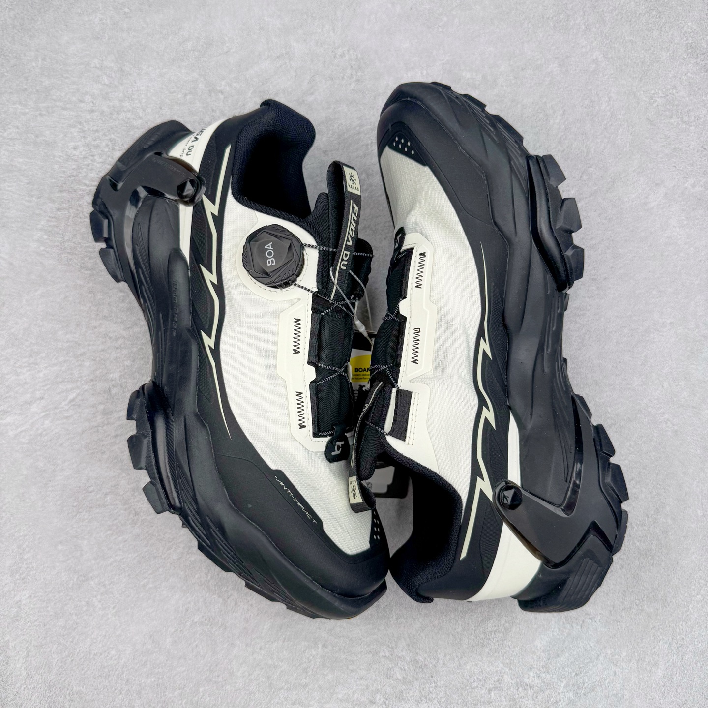 图片[3]-KAILAS FUGA DU BOA 凯乐石 黑山大坡王越野机能跑鞋 这双黑山整体呈现了多样的黑灰银搭配 鞋面主体部分采用网状薄翼材质中底是大坡王最具特色的山形结构 鞋带采用 BOA 旋钮快速穿脱系统 Vibram Megagrip 延续大坡王超强抓地 多重元素组合而成的造型和颜色设计让整双鞋观感丰富而又统一 整双鞋的技术和材料应用使得科技感十足颜色和脚感适合各类场景和场所穿着！ 尺码：36 36.5 37 37.5 38 39 39.5 40 41 41.5 42 42.5 43 44 44.5 45-选品中心
