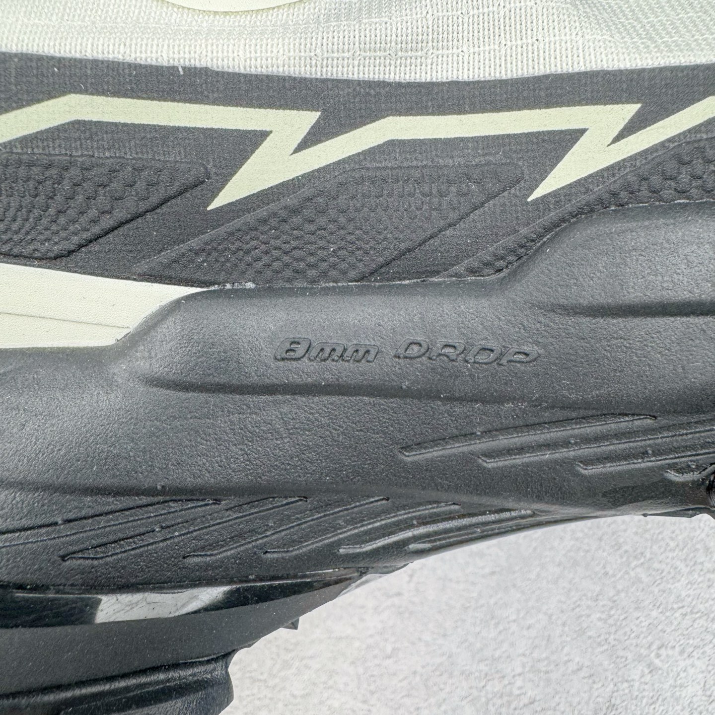 图片[19]-KAILAS FUGA DU BOA 凯乐石 黑山大坡王越野机能跑鞋 这双黑山整体呈现了多样的黑灰银搭配 鞋面主体部分采用网状薄翼材质中底是大坡王最具特色的山形结构 鞋带采用 BOA 旋钮快速穿脱系统 Vibram Megagrip 延续大坡王超强抓地 多重元素组合而成的造型和颜色设计让整双鞋观感丰富而又统一 整双鞋的技术和材料应用使得科技感十足颜色和脚感适合各类场景和场所穿着！ 尺码：36 36.5 37 37.5 38 39 39.5 40 41 41.5 42 42.5 43 44 44.5 45-选品中心