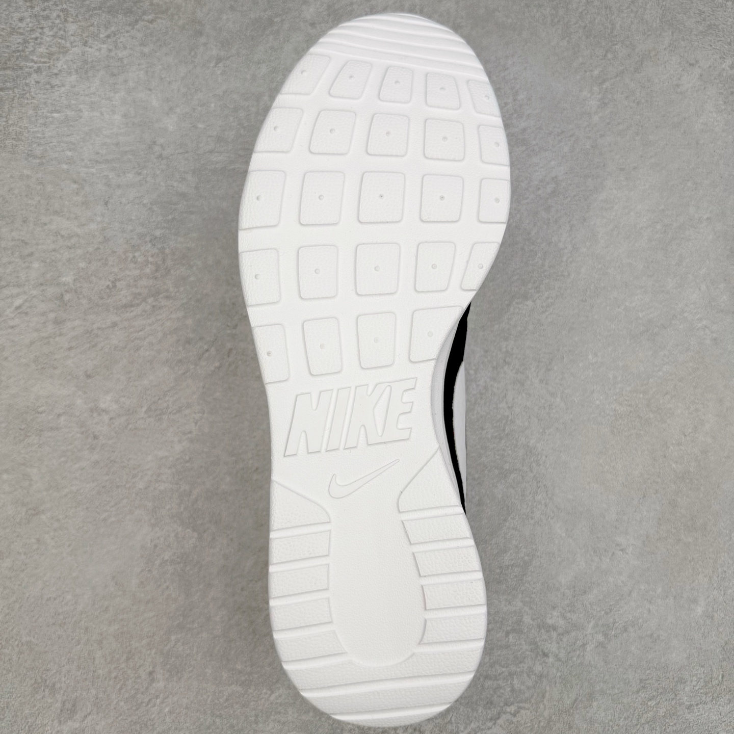 图片[9]-＃TG纯原 NK TANJUN KAISHI 经典伦敦网面跑步慢跑鞋 黑白 812654-011 泰光Zp特供批次 市面唯一支持实战的跑鞋 原档案数据原厂网纱 正确高频花纹 前后掌内置Zoom Air气垫 原装MD大底 脚感完美还原 原盒原配 QC检验、钢印 俱全 原底科技 同步原版 脚感堪比Boost 实拍调校N版已经零色差零失真 百分百还原实物色彩所见即所得 不存在货不对板色差等低级问题 选购参考实物拍摄 不混卖不参货 只用心做好货严格选品 承诺混一赔十 尺码：36 36.5 37.5 38 38.5 39 40 40.5 41 42 42.5 43 44 44.5 45-选品中心