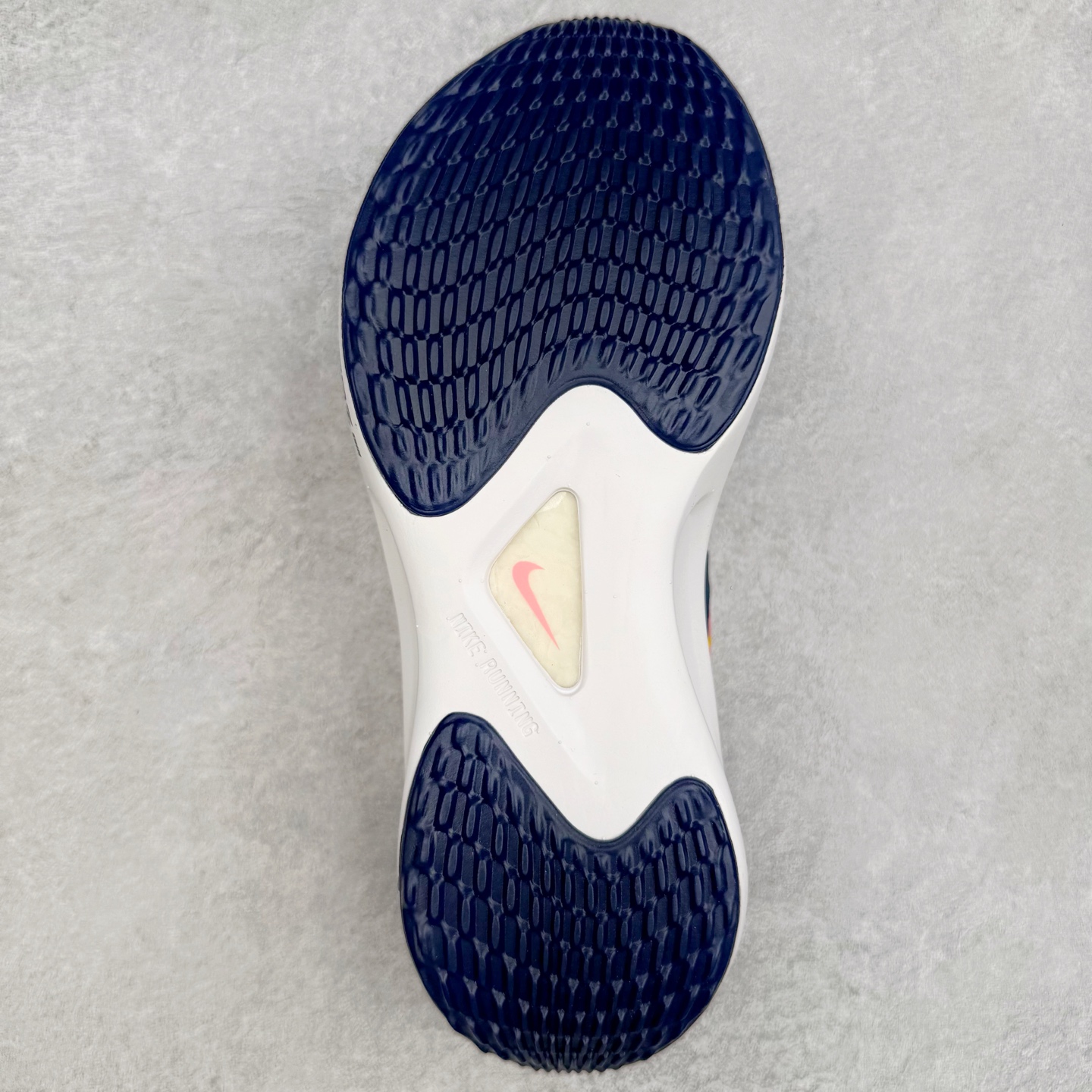 图片[9]-＃TG纯原 NK Zoom Fly 5 马拉松长跑运动休闲缓震碳板跑步鞋 DV7894-600 独家开模内嵌全掌铲形真碳板.如拆解发现非碳板可假一罚十.（非市面上通货TPU塑料板或纸板之类）.鞋底窗口可见zoomx粘接料.非通货使用的纹路雕刻而成.外围搭載轻量级SR02泡棉载体.中底ZoomX泡棉.鞋面采用轻盈网眼设计.鞋垫与原厂一致采用zoomX废料粘接而成.鞋盒.合格证.纸吊牌.三标齐全. 实拍调校N版已经零色差零失真 百分百还原实物色彩所见即所得 不存在货不对板色差等低级问题 选购参考实物拍摄 不混卖不参货 只用心做好货严格选品 承诺混一赔十 尺码：36 36.5 37.5 38 38.5 39 40 40.5 41 42 42.5 43 44 44.5 45-选品中心