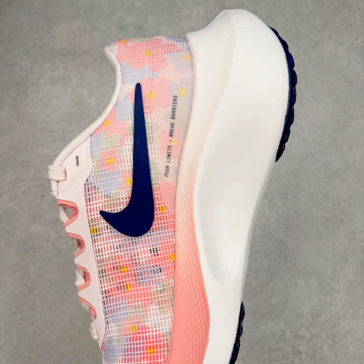 图片[7]-＃TG纯原 NK Zoom Fly 5 马拉松长跑运动休闲缓震碳板跑步鞋 DV7894-600 独家开模内嵌全掌铲形真碳板.如拆解发现非碳板可假一罚十.（非市面上通货TPU塑料板或纸板之类）.鞋底窗口可见zoomx粘接料.非通货使用的纹路雕刻而成.外围搭載轻量级SR02泡棉载体.中底ZoomX泡棉.鞋面采用轻盈网眼设计.鞋垫与原厂一致采用zoomX废料粘接而成.鞋盒.合格证.纸吊牌.三标齐全. 实拍调校N版已经零色差零失真 百分百还原实物色彩所见即所得 不存在货不对板色差等低级问题 选购参考实物拍摄 不混卖不参货 只用心做好货严格选品 承诺混一赔十 尺码：36 36.5 37.5 38 38.5 39 40 40.5 41 42 42.5 43 44 44.5 45-选品中心