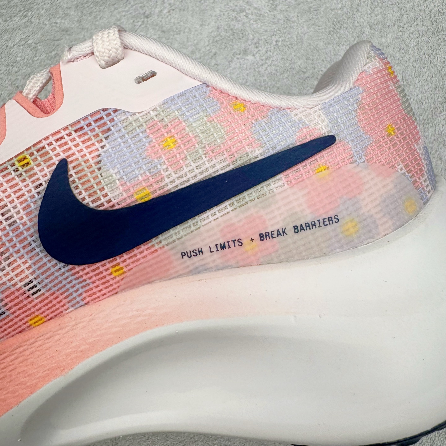 图片[13]-＃TG纯原 NK Zoom Fly 5 马拉松长跑运动休闲缓震碳板跑步鞋 DV7894-600 独家开模内嵌全掌铲形真碳板.如拆解发现非碳板可假一罚十.（非市面上通货TPU塑料板或纸板之类）.鞋底窗口可见zoomx粘接料.非通货使用的纹路雕刻而成.外围搭載轻量级SR02泡棉载体.中底ZoomX泡棉.鞋面采用轻盈网眼设计.鞋垫与原厂一致采用zoomX废料粘接而成.鞋盒.合格证.纸吊牌.三标齐全. 实拍调校N版已经零色差零失真 百分百还原实物色彩所见即所得 不存在货不对板色差等低级问题 选购参考实物拍摄 不混卖不参货 只用心做好货严格选品 承诺混一赔十 尺码：36 36.5 37.5 38 38.5 39 40 40.5 41 42 42.5 43 44 44.5 45-选品中心