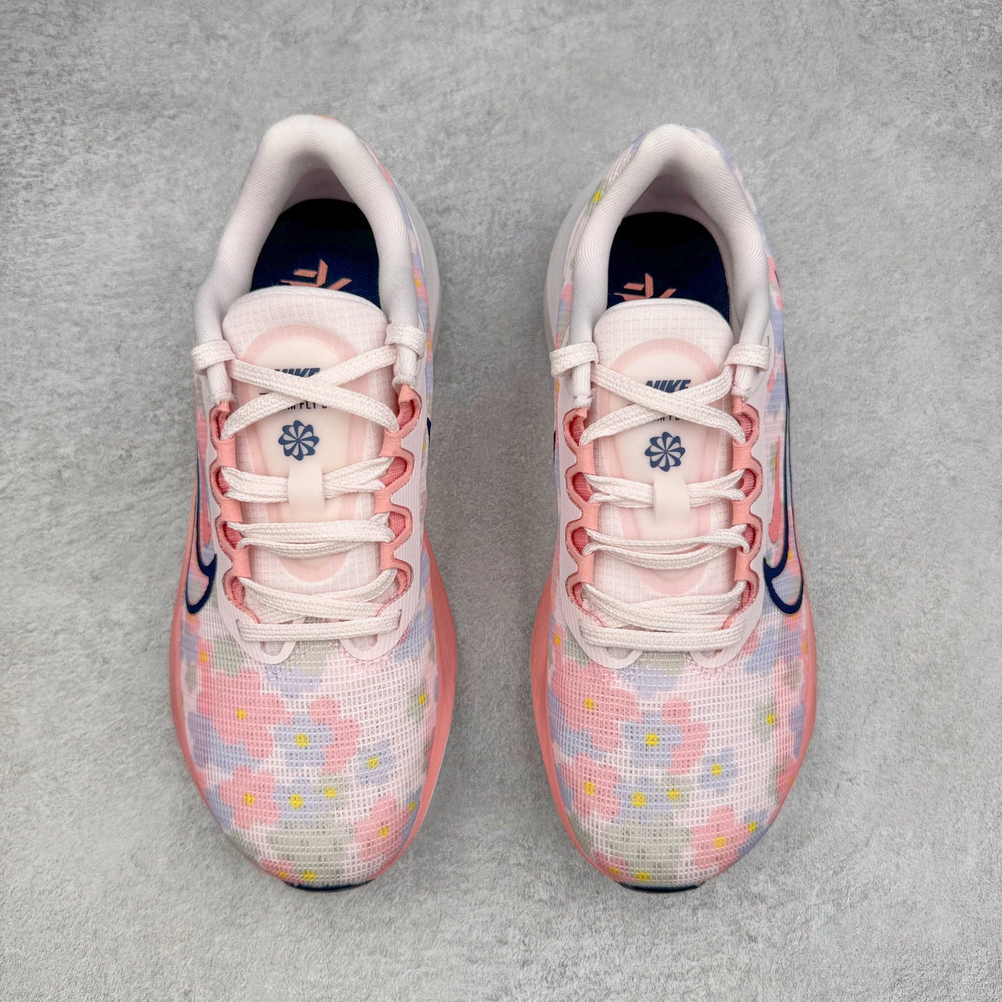 图片[2]-＃TG纯原 NK Zoom Fly 5 马拉松长跑运动休闲缓震碳板跑步鞋 DV7894-600 独家开模内嵌全掌铲形真碳板.如拆解发现非碳板可假一罚十.（非市面上通货TPU塑料板或纸板之类）.鞋底窗口可见zoomx粘接料.非通货使用的纹路雕刻而成.外围搭載轻量级SR02泡棉载体.中底ZoomX泡棉.鞋面采用轻盈网眼设计.鞋垫与原厂一致采用zoomX废料粘接而成.鞋盒.合格证.纸吊牌.三标齐全. 实拍调校N版已经零色差零失真 百分百还原实物色彩所见即所得 不存在货不对板色差等低级问题 选购参考实物拍摄 不混卖不参货 只用心做好货严格选品 承诺混一赔十 尺码：36 36.5 37.5 38 38.5 39 40 40.5 41 42 42.5 43 44 44.5 45-选品中心