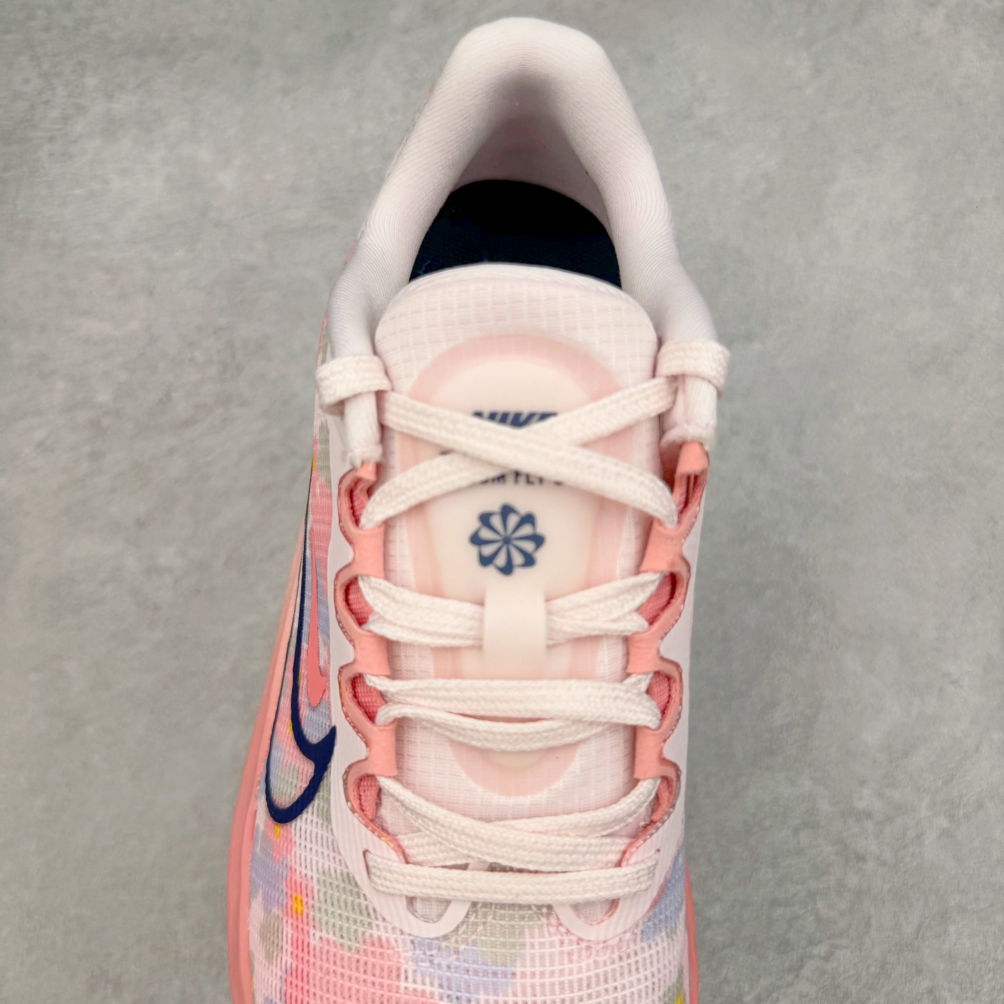 图片[5]-＃TG纯原 NK Zoom Fly 5 马拉松长跑运动休闲缓震碳板跑步鞋 DV7894-600 独家开模内嵌全掌铲形真碳板.如拆解发现非碳板可假一罚十.（非市面上通货TPU塑料板或纸板之类）.鞋底窗口可见zoomx粘接料.非通货使用的纹路雕刻而成.外围搭載轻量级SR02泡棉载体.中底ZoomX泡棉.鞋面采用轻盈网眼设计.鞋垫与原厂一致采用zoomX废料粘接而成.鞋盒.合格证.纸吊牌.三标齐全. 实拍调校N版已经零色差零失真 百分百还原实物色彩所见即所得 不存在货不对板色差等低级问题 选购参考实物拍摄 不混卖不参货 只用心做好货严格选品 承诺混一赔十 尺码：36 36.5 37.5 38 38.5 39 40 40.5 41 42 42.5 43 44 44.5 45-选品中心